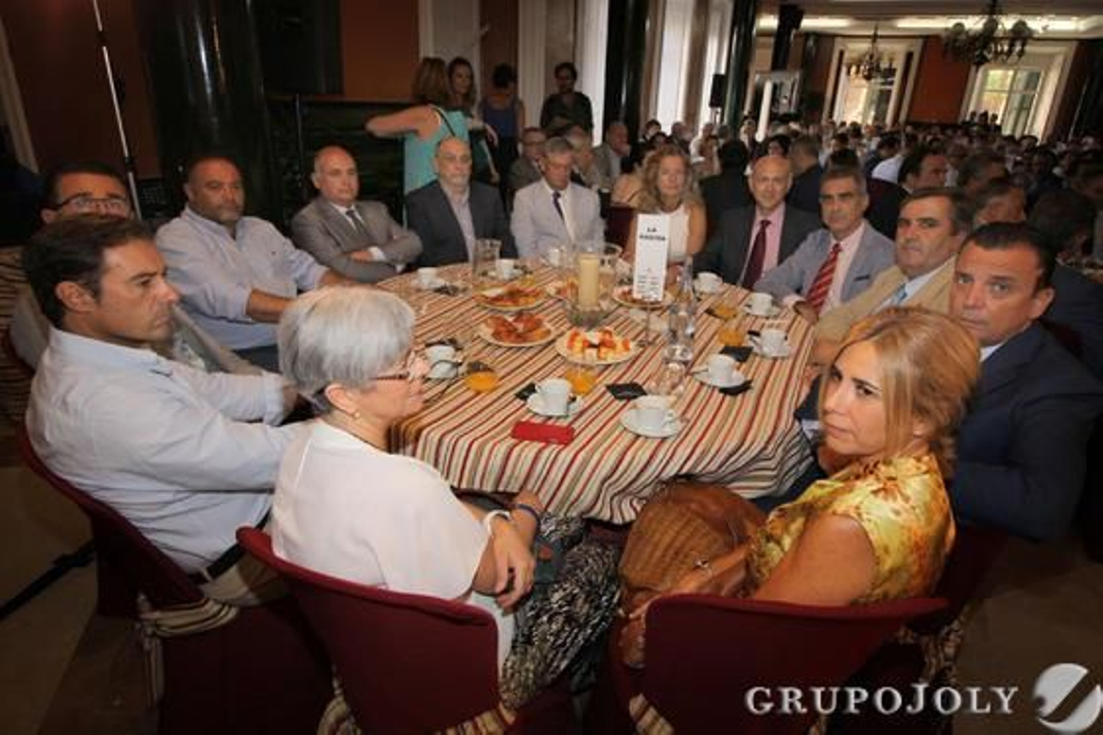 Miguel Báez, presidente del Grupo Litri; Salvador Almagro; Rafael Eugenio Romero, gerente de Aiqbe; Agustín Bonilla, de Cepsa Química; Jesús Contreras; Adelaida Mellado, gerente de 'Huelva Información'; José Luis Romero, de la Autoridad Portuaria; Arsenio Martínez, de la Cámara de Comercio; Emilio Ponce de Cara Rural del Sur; Rafael Aguado; Rocío Fraure de Caja Rural del Sur y Esperanza Morillo de Atlantic Cooper. / Fotos: A. Domínguez y Canterla