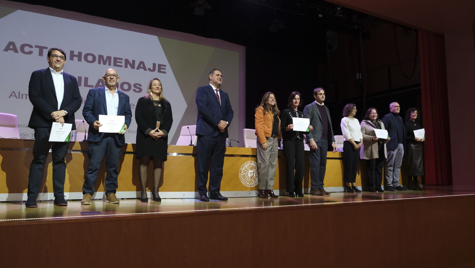 Los maestros docentes jubilados reciben su homenaje en la paraninfo de la UAL
