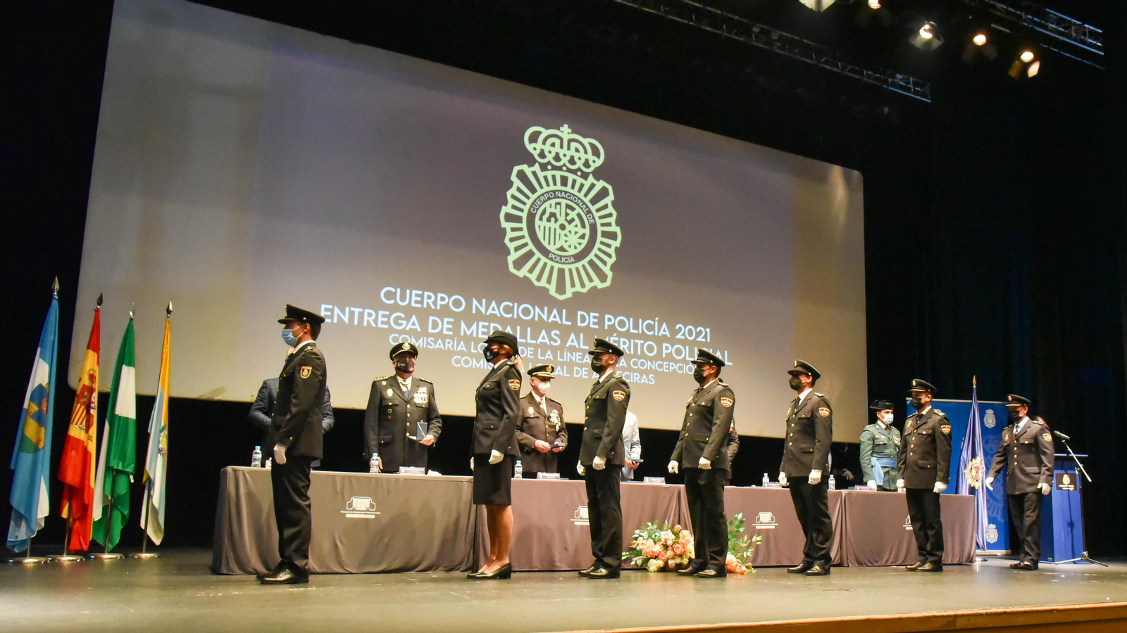 Las fotos de la entrega de medallas por el Dia de la Policía Nacional