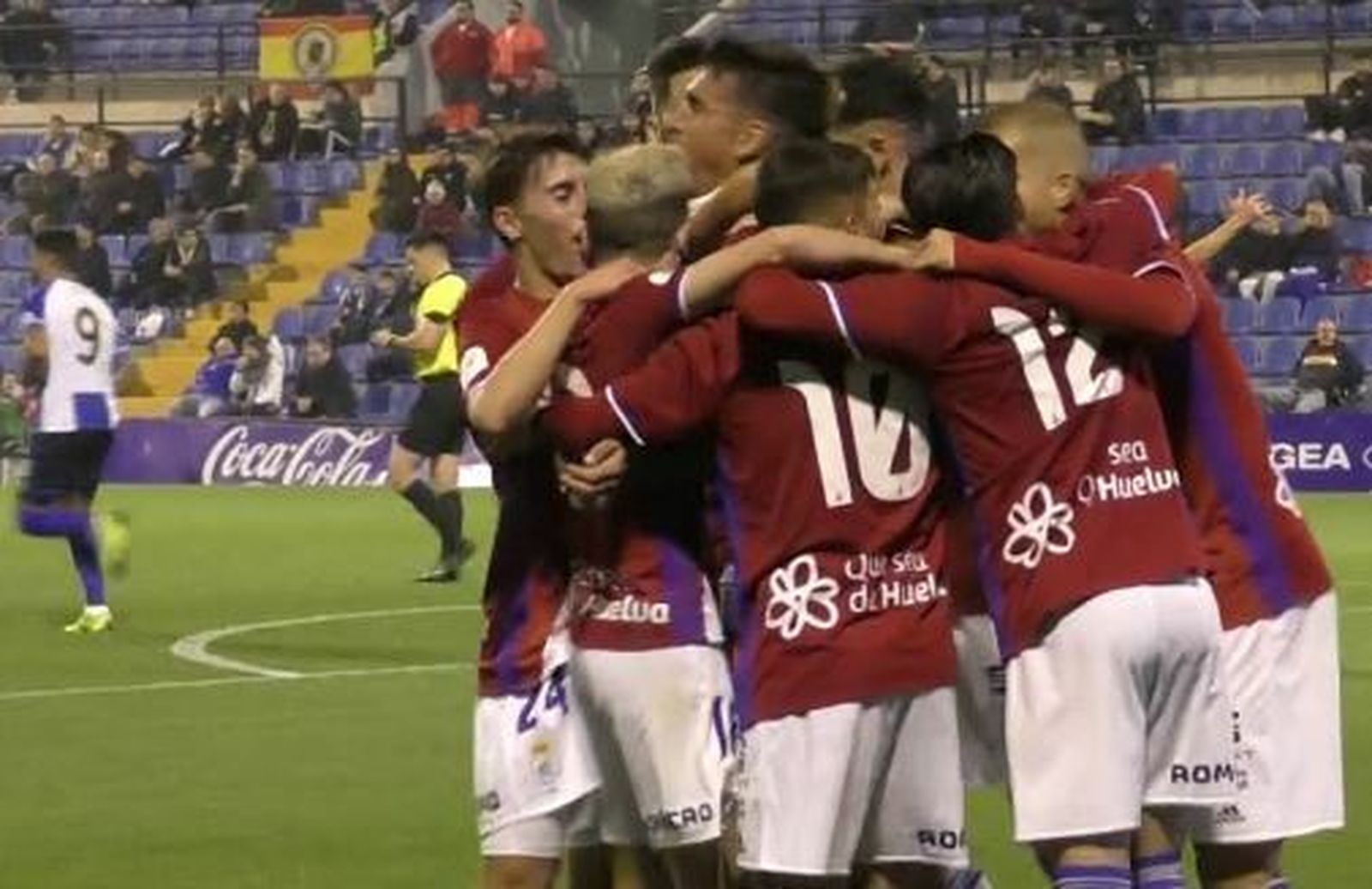 Los jugadores del Recre celebran en Alicante.