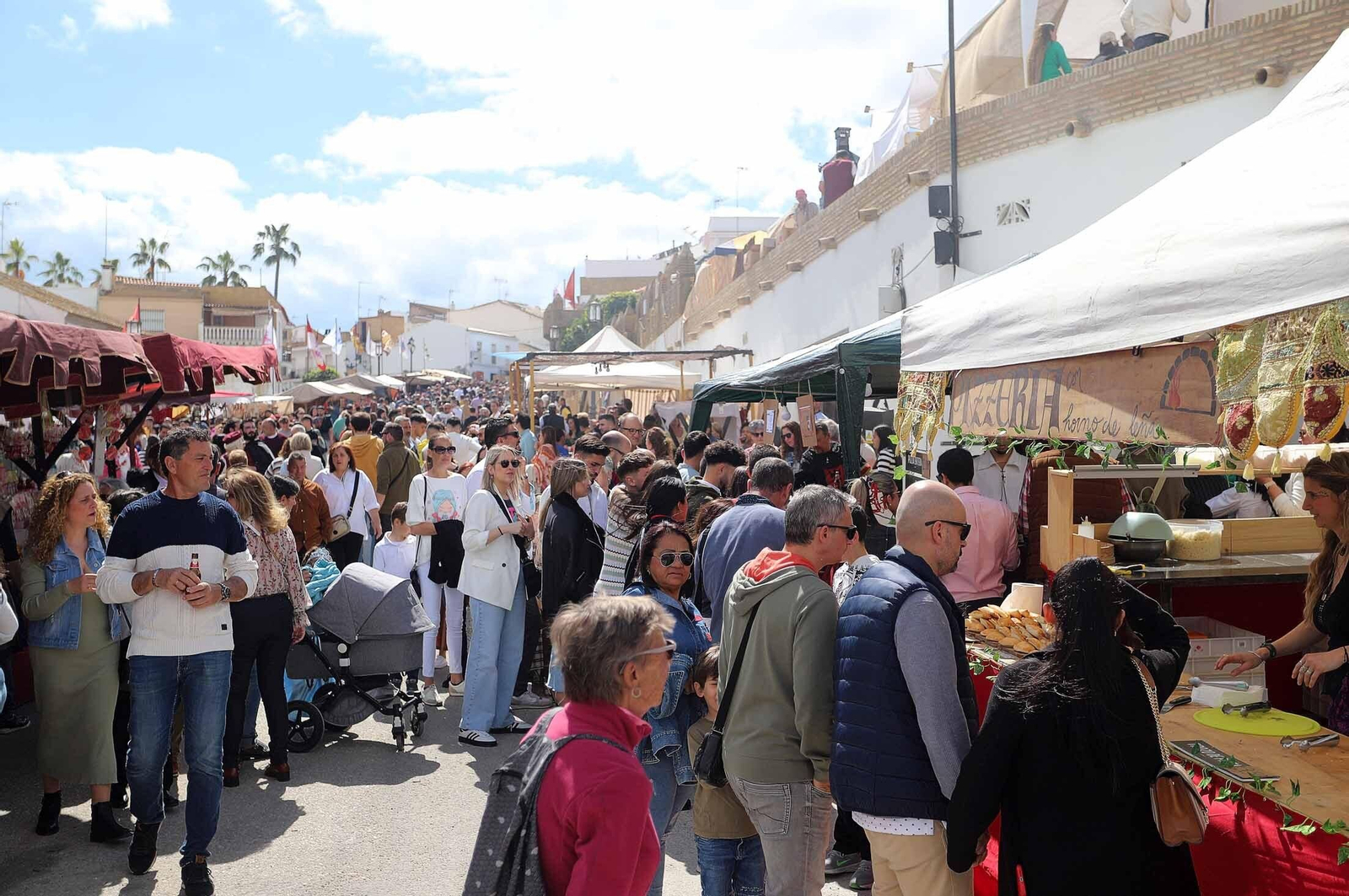Imágenes del gran ambiente en la Feria Medieval de Palos de la Frontera, Huelva