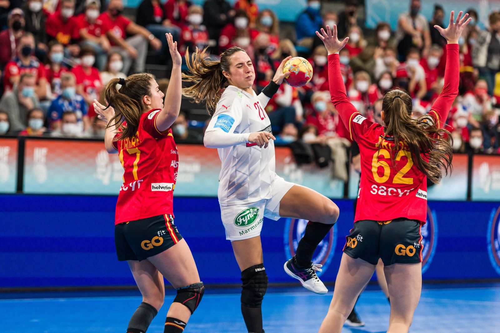 Jennifer Gutiérrez (17) defiende a la danesa Louise Burgaard