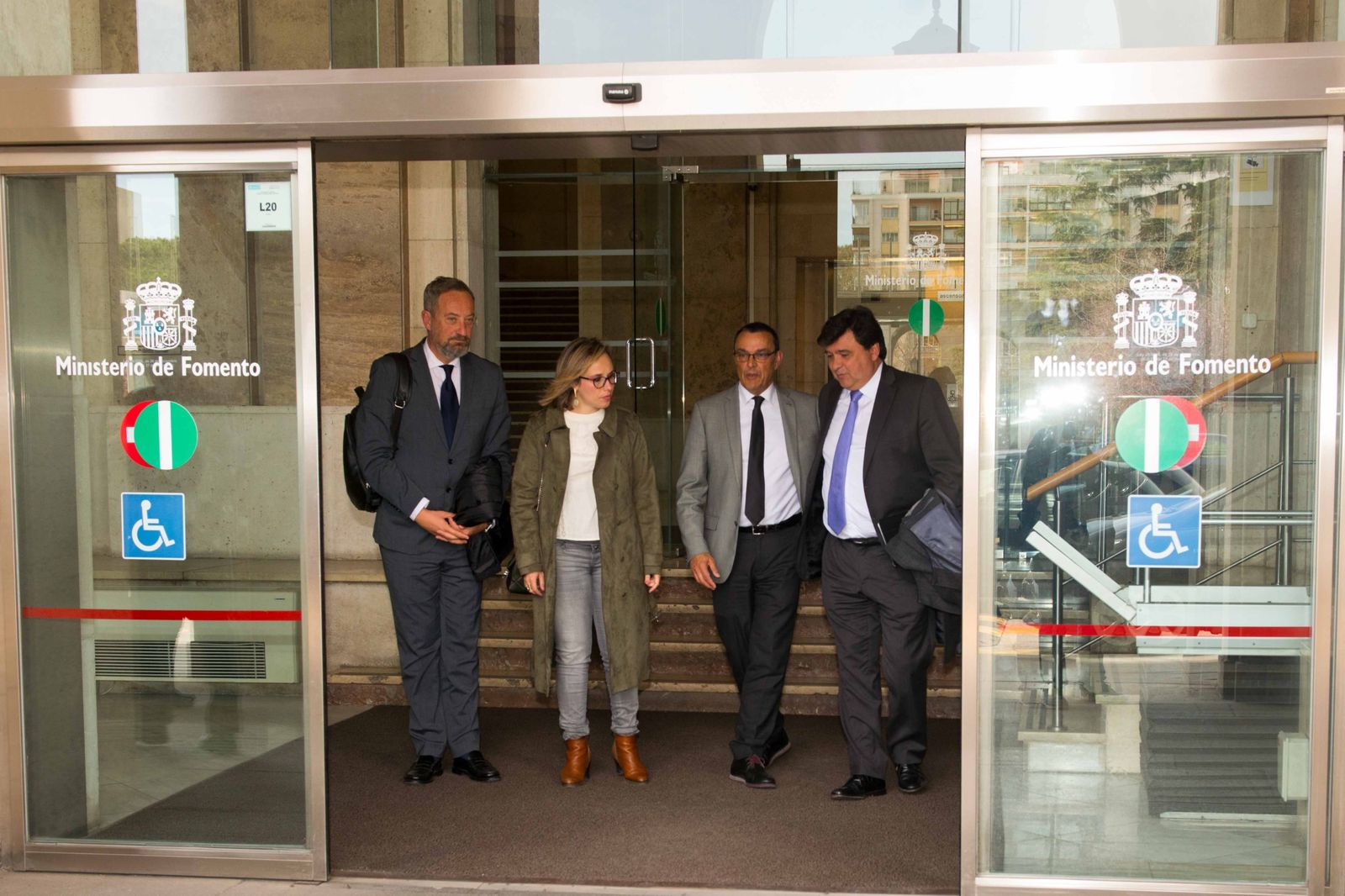 Ignacio Caraballo y Gabriel Cruz salen del Ministerio de Fomento junto a Manuel Gómez y Laura Martín, tras reunirse con el ministro de Fomento.