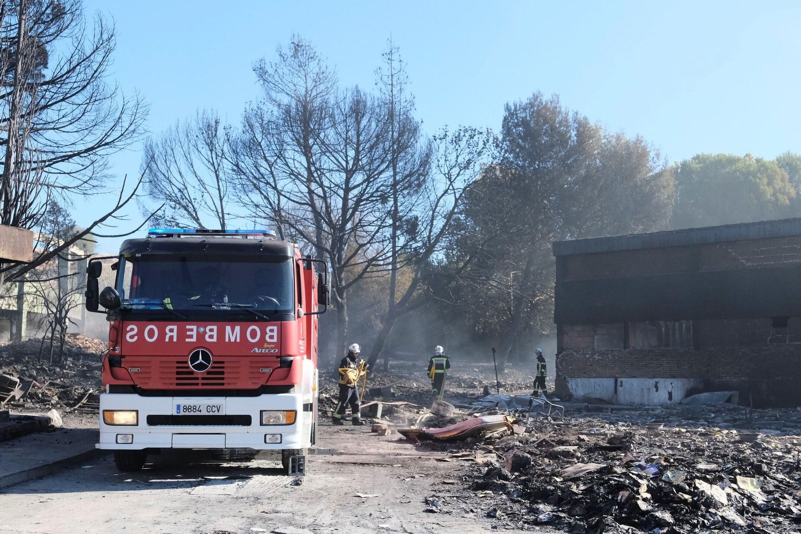 El día después del gran incendio de Chinales, en fotografías: rescoldos, humo y pérdidas El día después del gran incendio de Chinales, en fotografías: rescoldos, humo y pérdidas