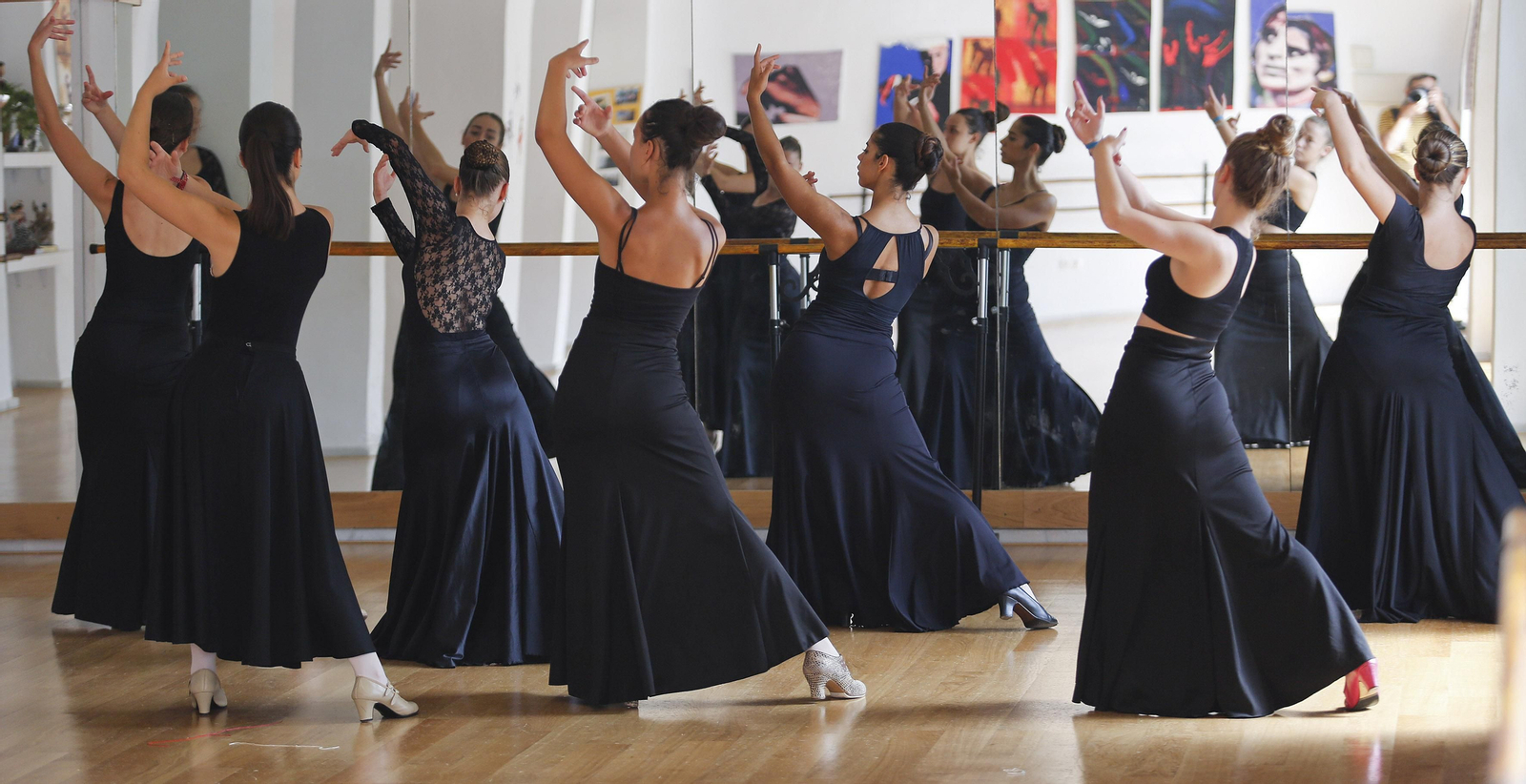 Jóvenes, durante una clase de danza en una academia, siguen las pautas marcadas por la profesora.