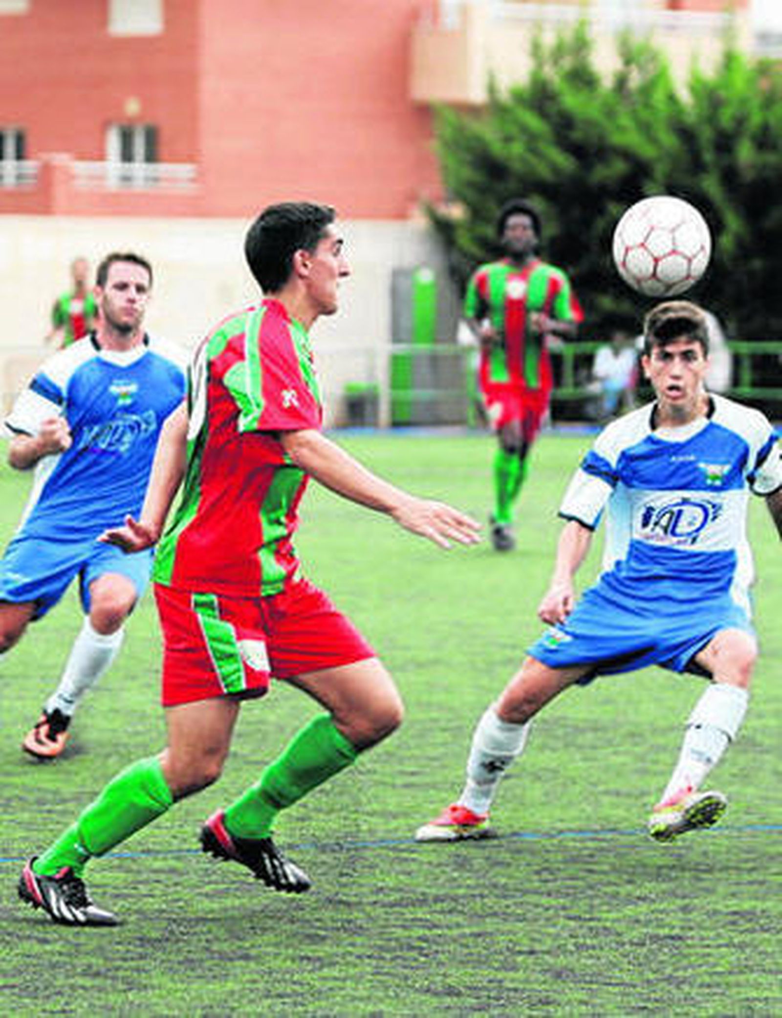 Un jugador arlequinado intenta controlar el esférico.