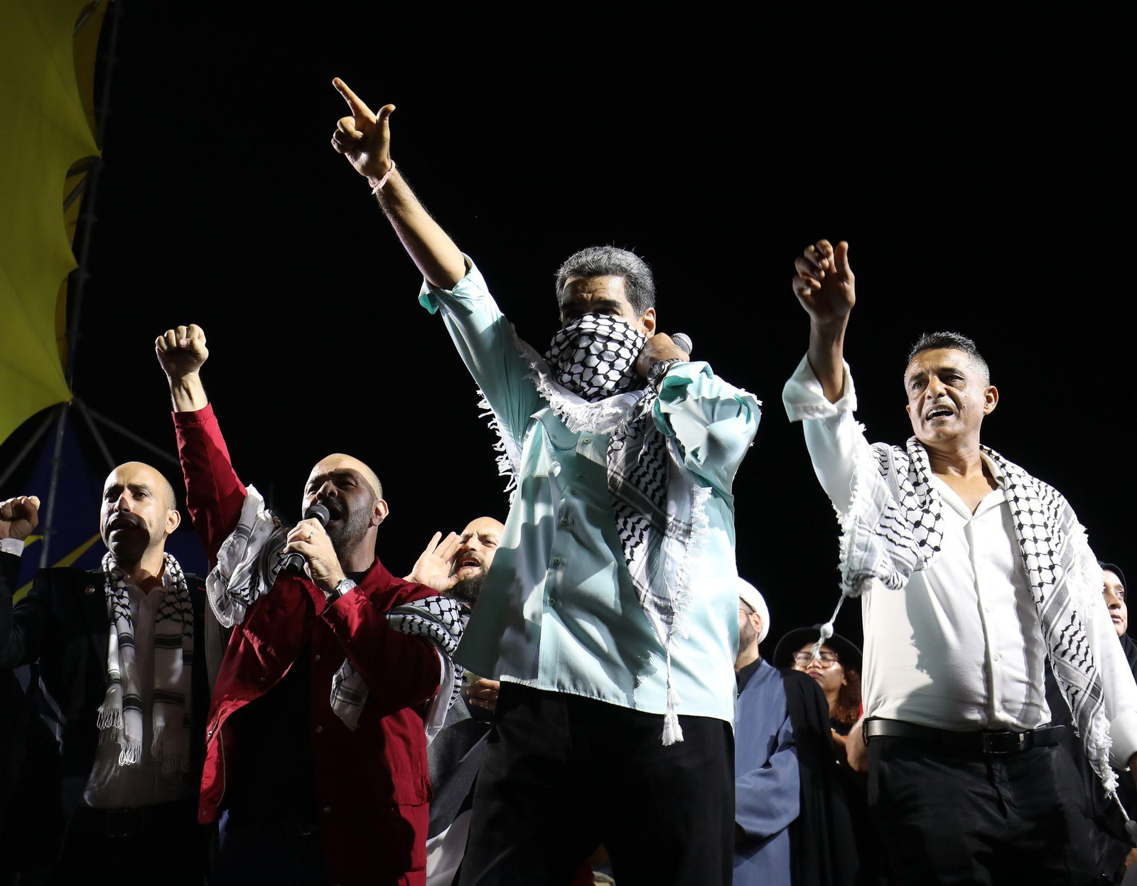 Nicolás Maduro saluda en un acto de su Gobierno este sábado en Caracas.