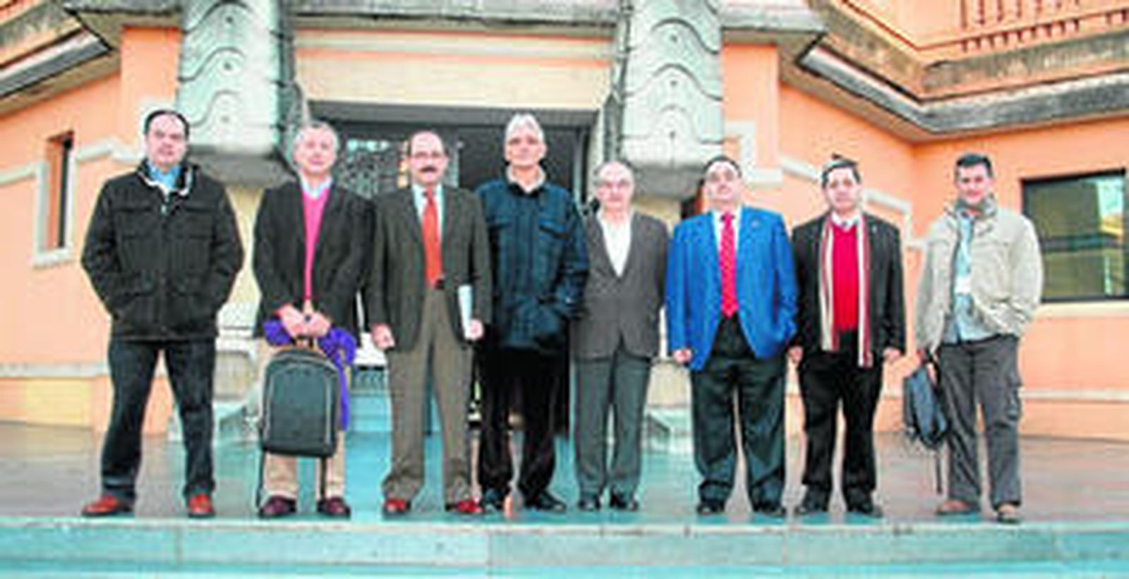 El vicerrector de Investigación, Manuel García León (tercero por la izquierda), junto a participantes en la nueva edición del 'Doc-course'.