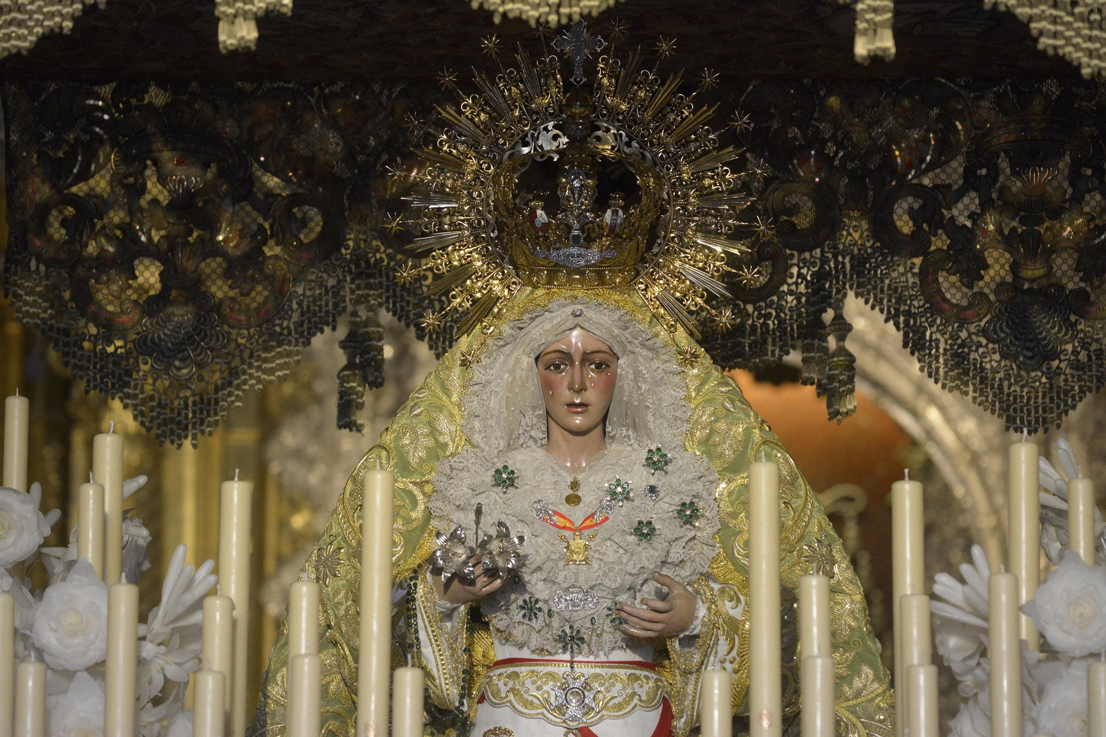 La Esperanza Macarena en su paso de palio.