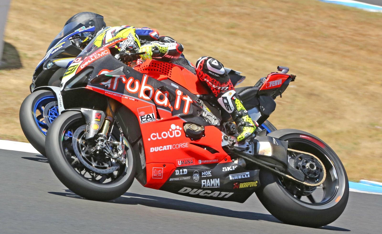 Álvaro Bautista adelanta a la Yamaha de Loris Baz durante los entrenamientos de este viernes.