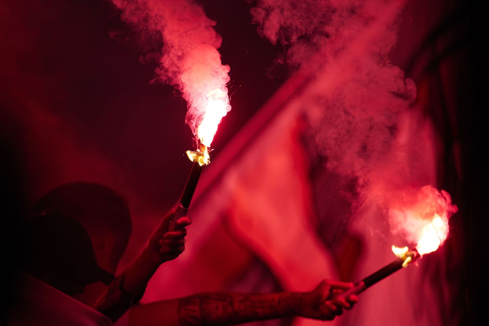 Dos aficionados portan bengalas en la fiesta por la Séptima en el Ramón Sánchez-Pizjuán.