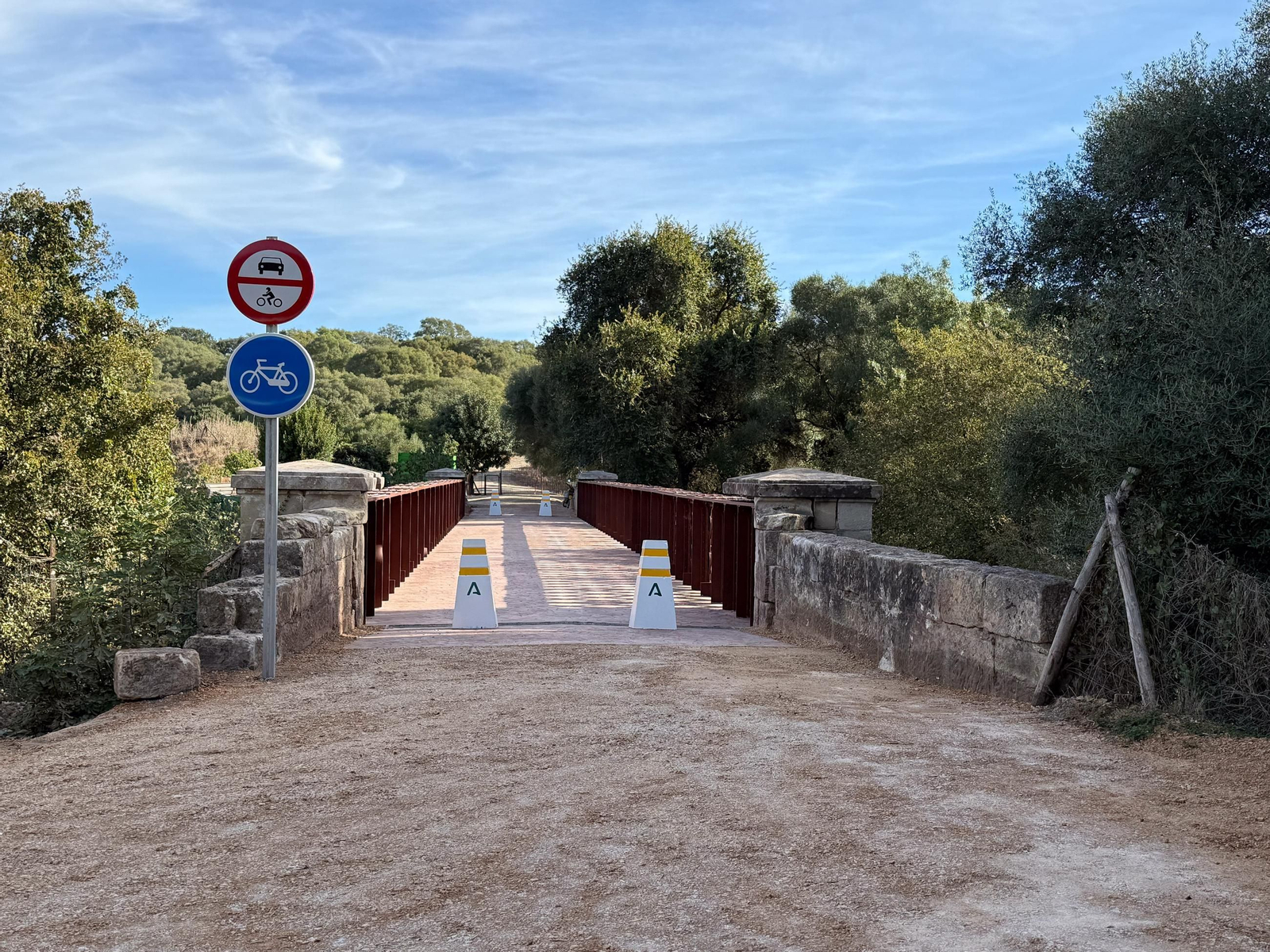 Fotos: El Puente de Hierro de Los Barrios recupera su esplendor tras una rehabilitación de 306.000 euros