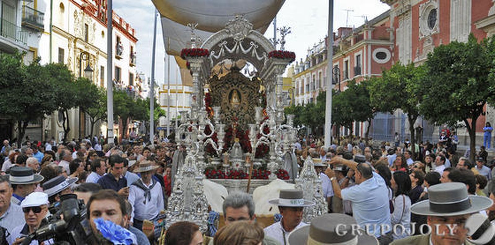 El simpecado en la Plaza del Salvador.

Foto: Juan Carlos Vázquez