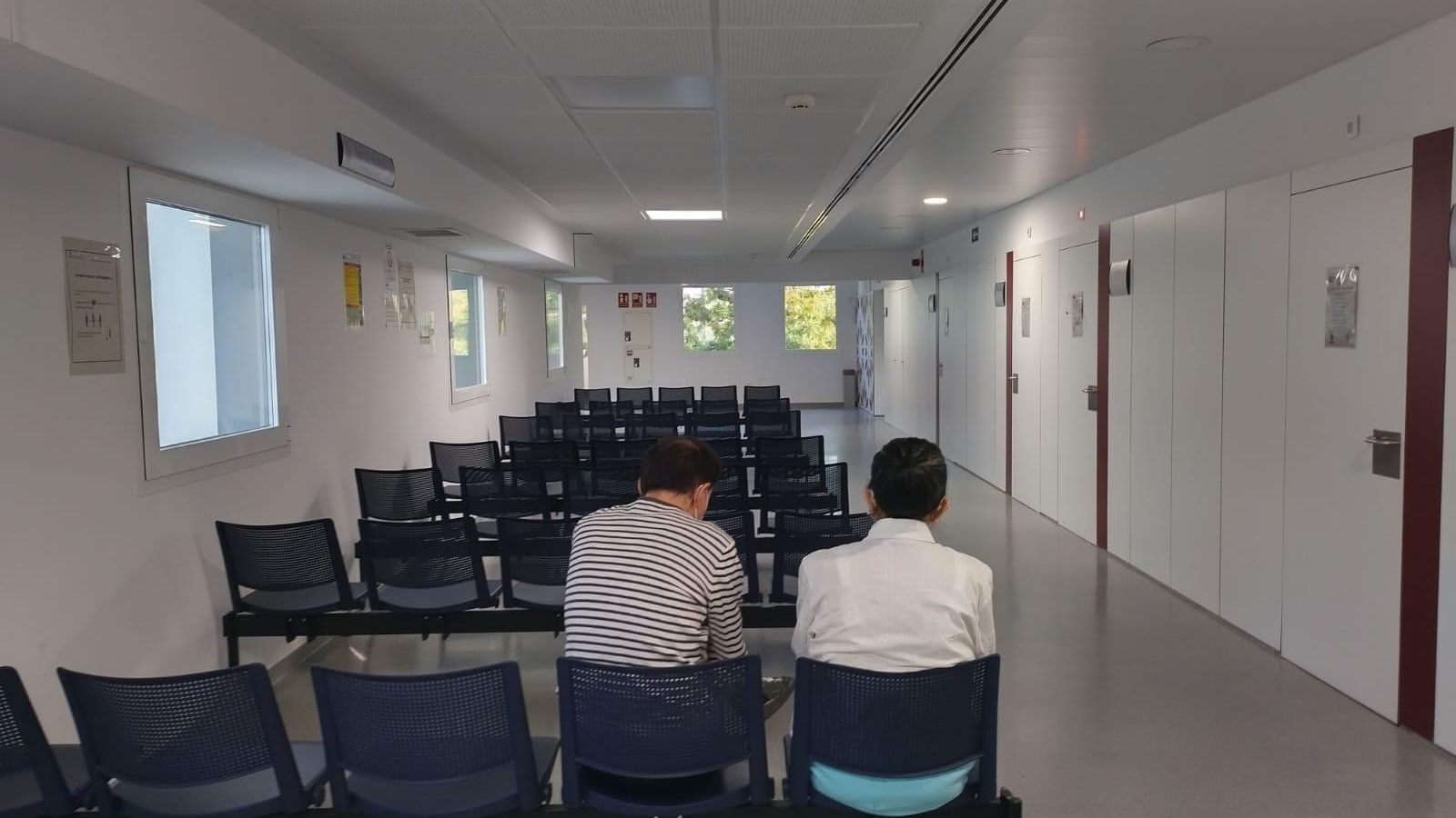 Usuarios esperando en un centro de salud de Córdoba. Usuarios esperando en un centro de salud de Córdoba.