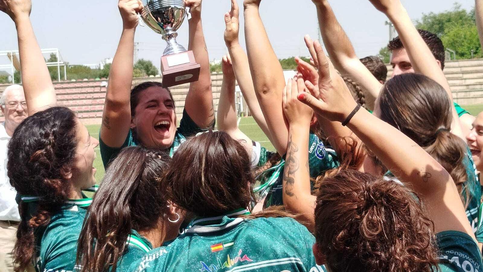 Las chicas del Jaén Rugby levantan el trofeo de campeonas de Andalucía.