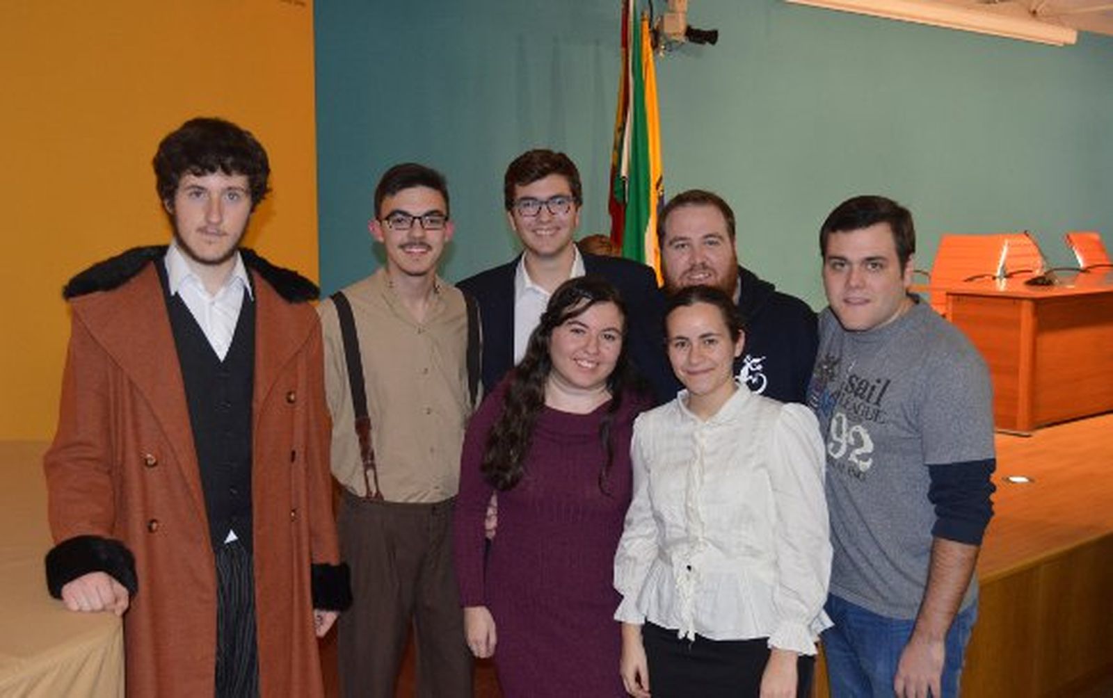 Pablo Fernández, Eloy Peña, María Romero, Rafael Cañete, Elena Puerta,Guillermo González y Cayetano Martínez, pertenecientes al grupo Candilejas Teatro, tras finalizar su actuación.

Foto: Ignacio Casas de Ciria