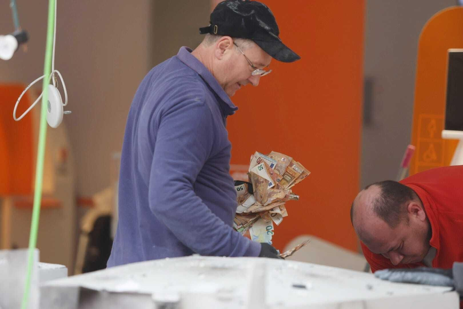 Retiran los escombros que ha dejado la explosión del cajero en la sucursal bancaria de la avenida de Andalucía