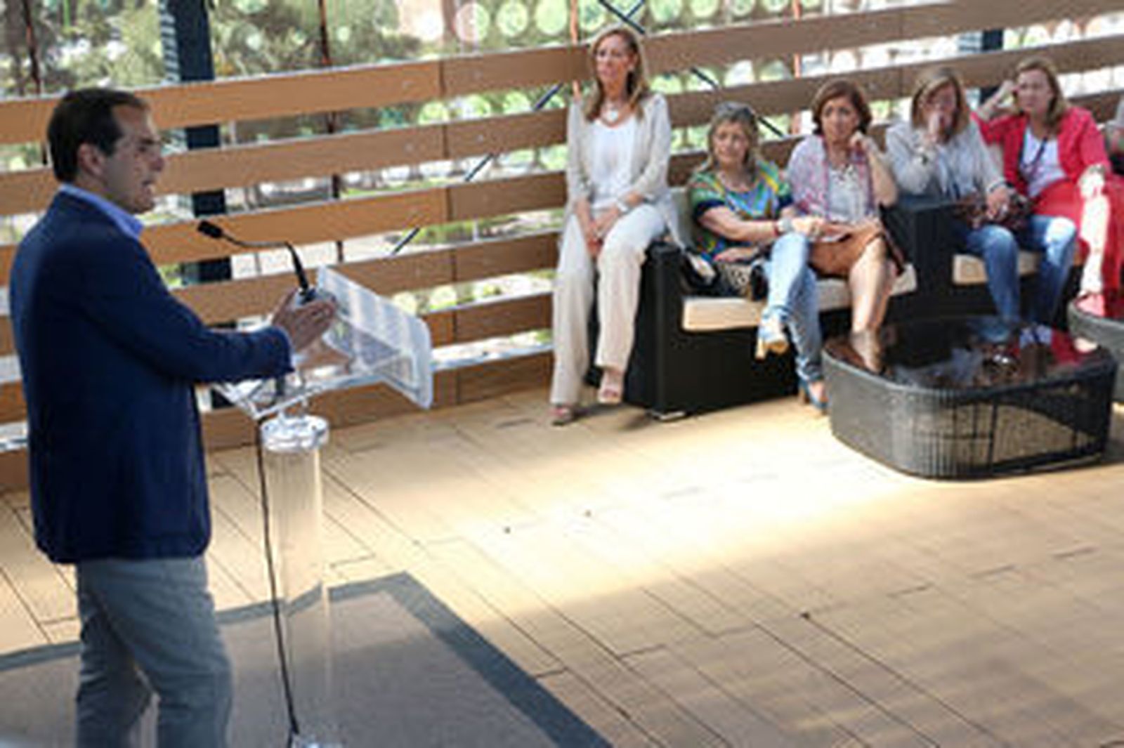 El candidato del PP, José Antonio Nieto, con miembros de su candidatura./Rafael A. Butelo