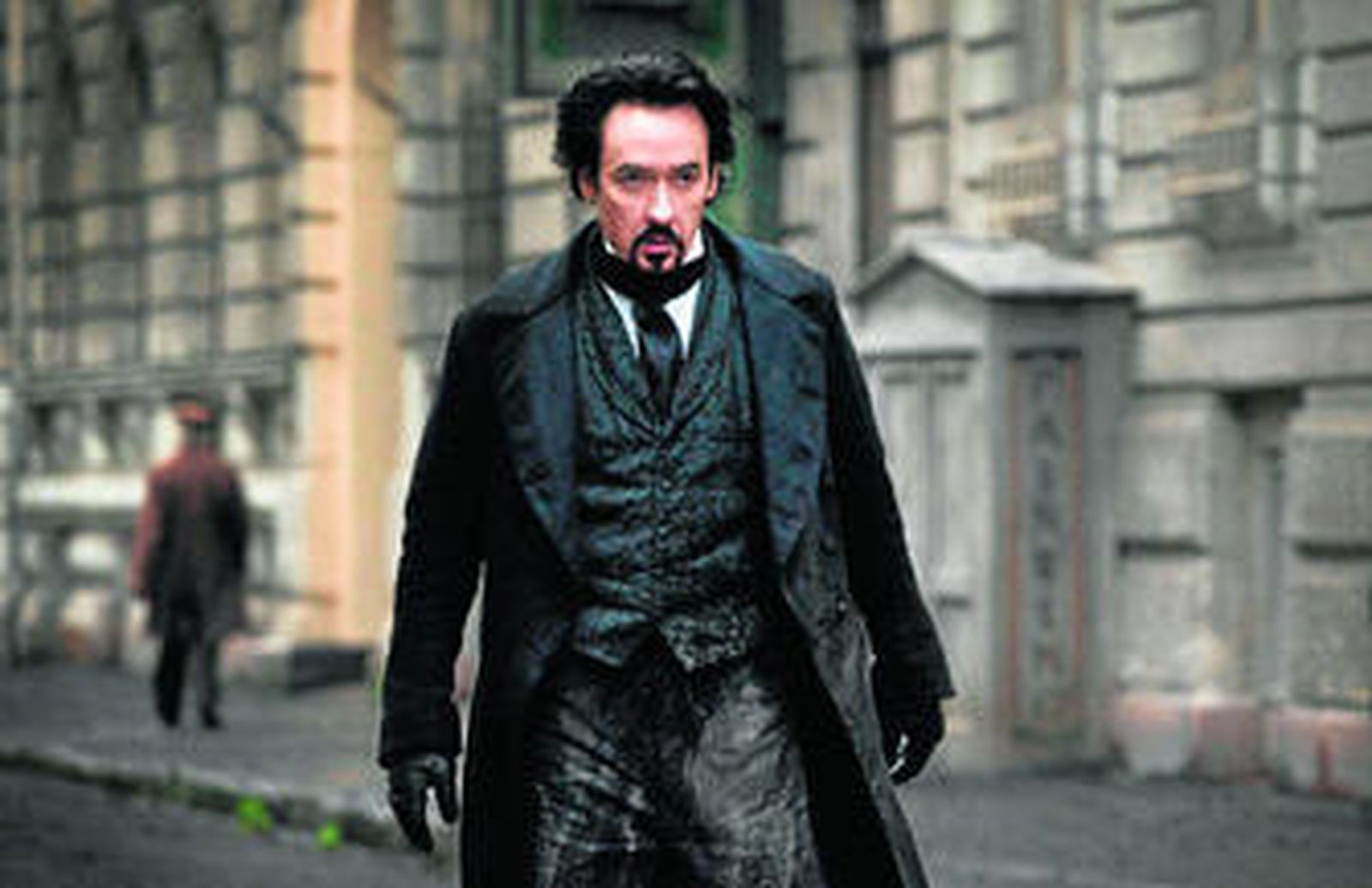 John Cusack, caracterizado como Edgar Allan Poe, en una escena de 'El enigma del cuervo'.