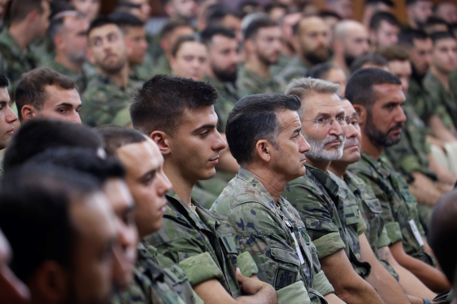 La ministra de Defensa, Margarita Robles, en la entrega las medallas conmemorativas al Ejército en la Bri X, en imágenes