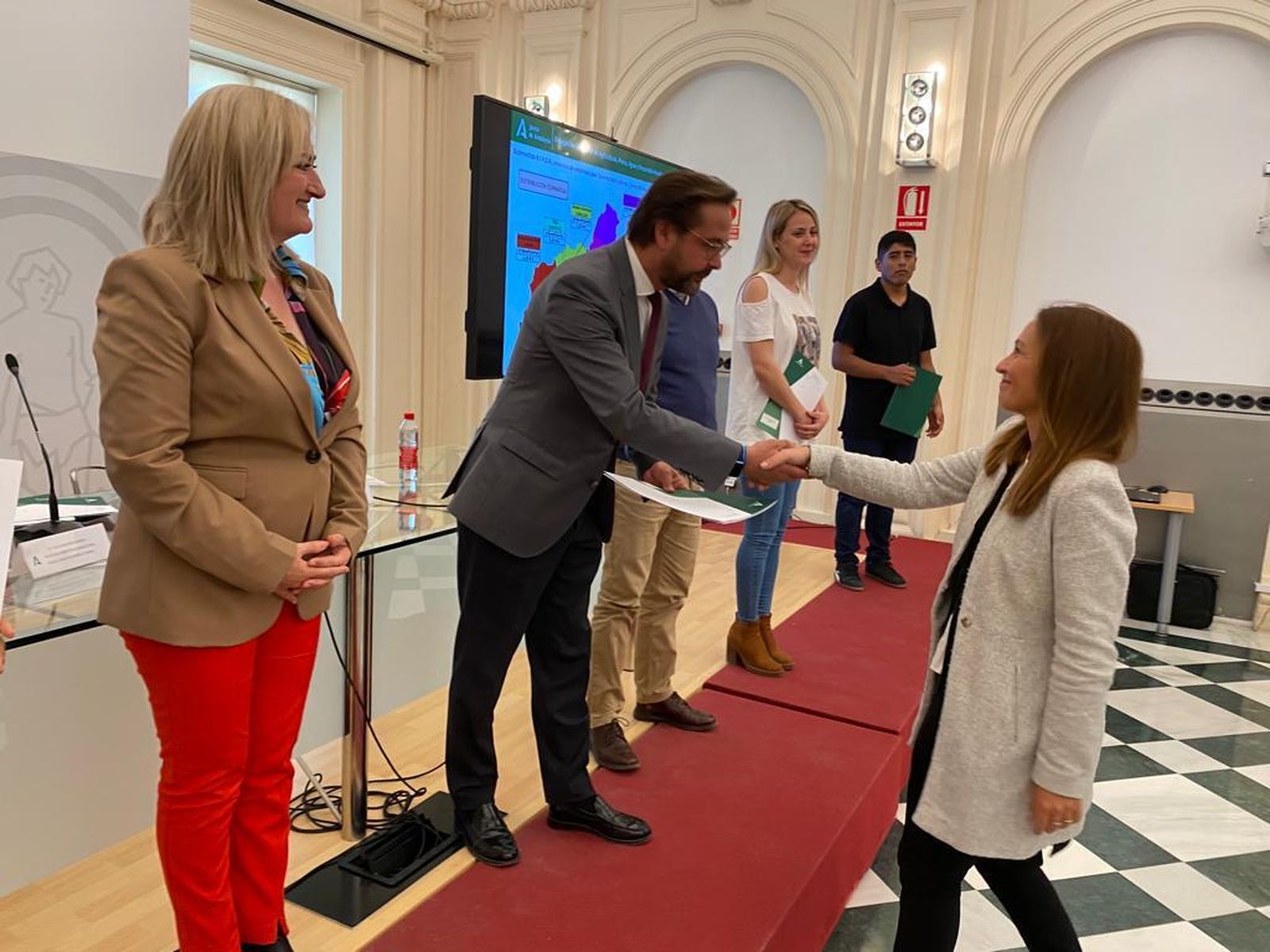 Momento de entrega de las ayudas a jóvenes agricultores de Granada