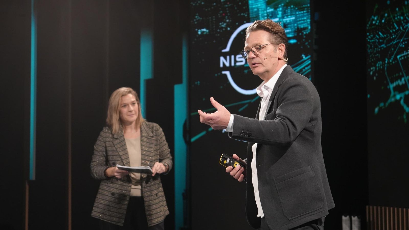 Maarten Sierhuis incidió sobre los servicios de movilidad a la carta y la actualización remota del software, entre las experiencias personales vinculadas a los nuevos vehículos, así como al control del coche desde casa y el planificador de rutas inteligente. Maarten Sierhuis incidió sobre los servicios de movilidad a la carta y la actualización remota del software, entre las experiencias personales vinculadas a los nuevos vehículos, así como al control del coche desde casa y el planificador de rutas inteligente.