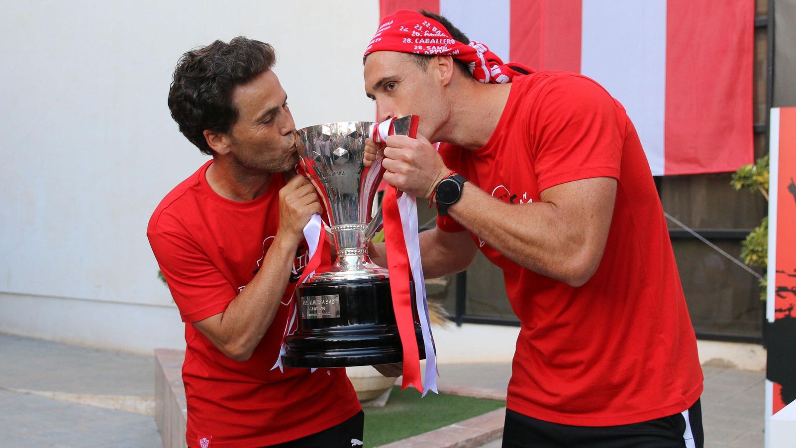 Rubi besa el trofeo de campeón de Segunda División junto a Fernando en su anterior etapa. Rubi besa el trofeo de campeón de Segunda División junto a Fernando en su anterior etapa.