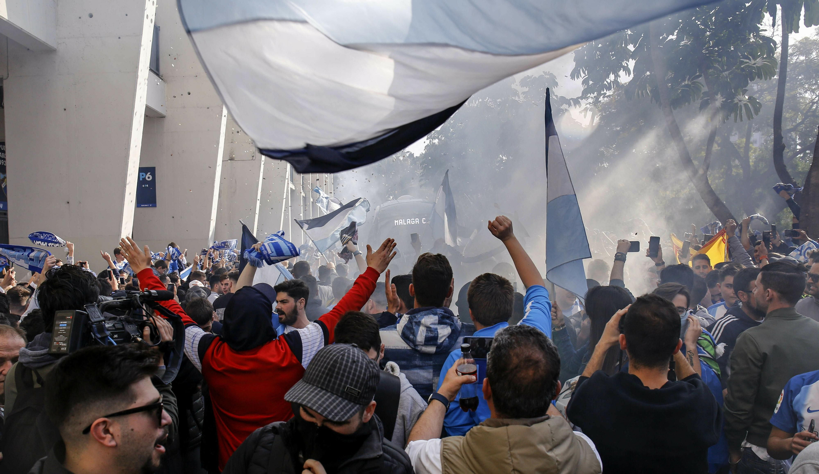 La afición del Málaga CF, en un recibimiento.