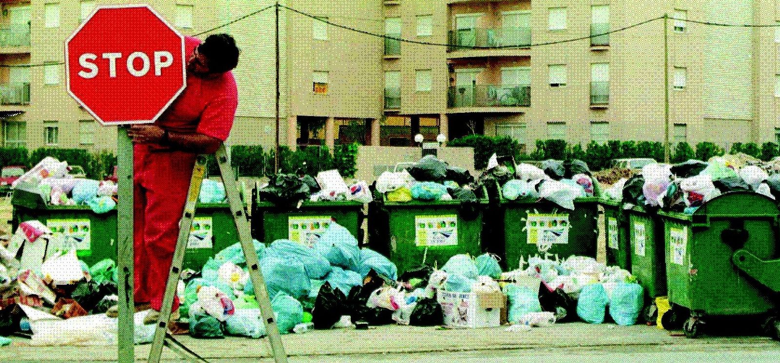 Contenedores llenos y basura en las aceras en la zona sur.