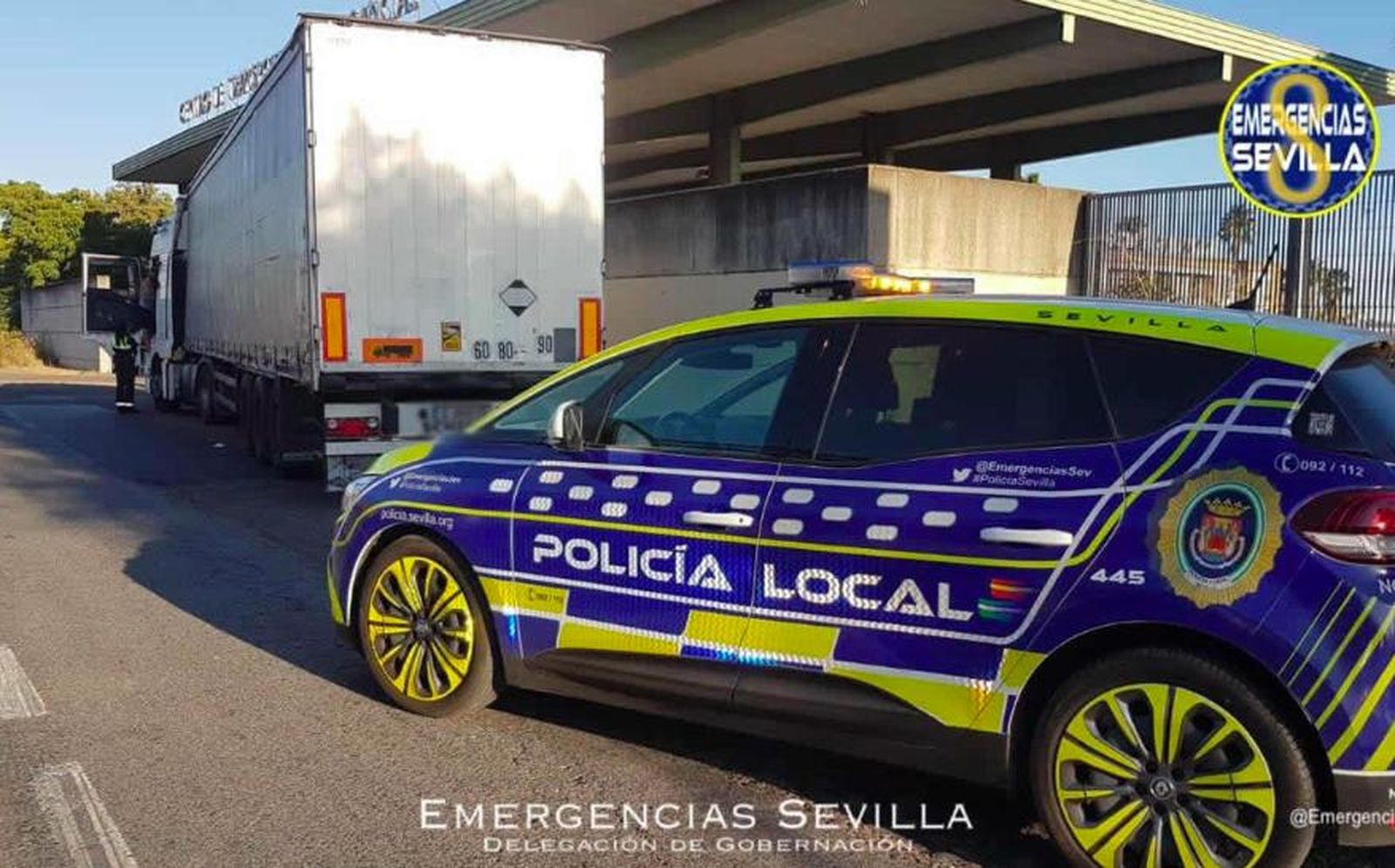 El tráiler inmovilizado por la Policía Local.