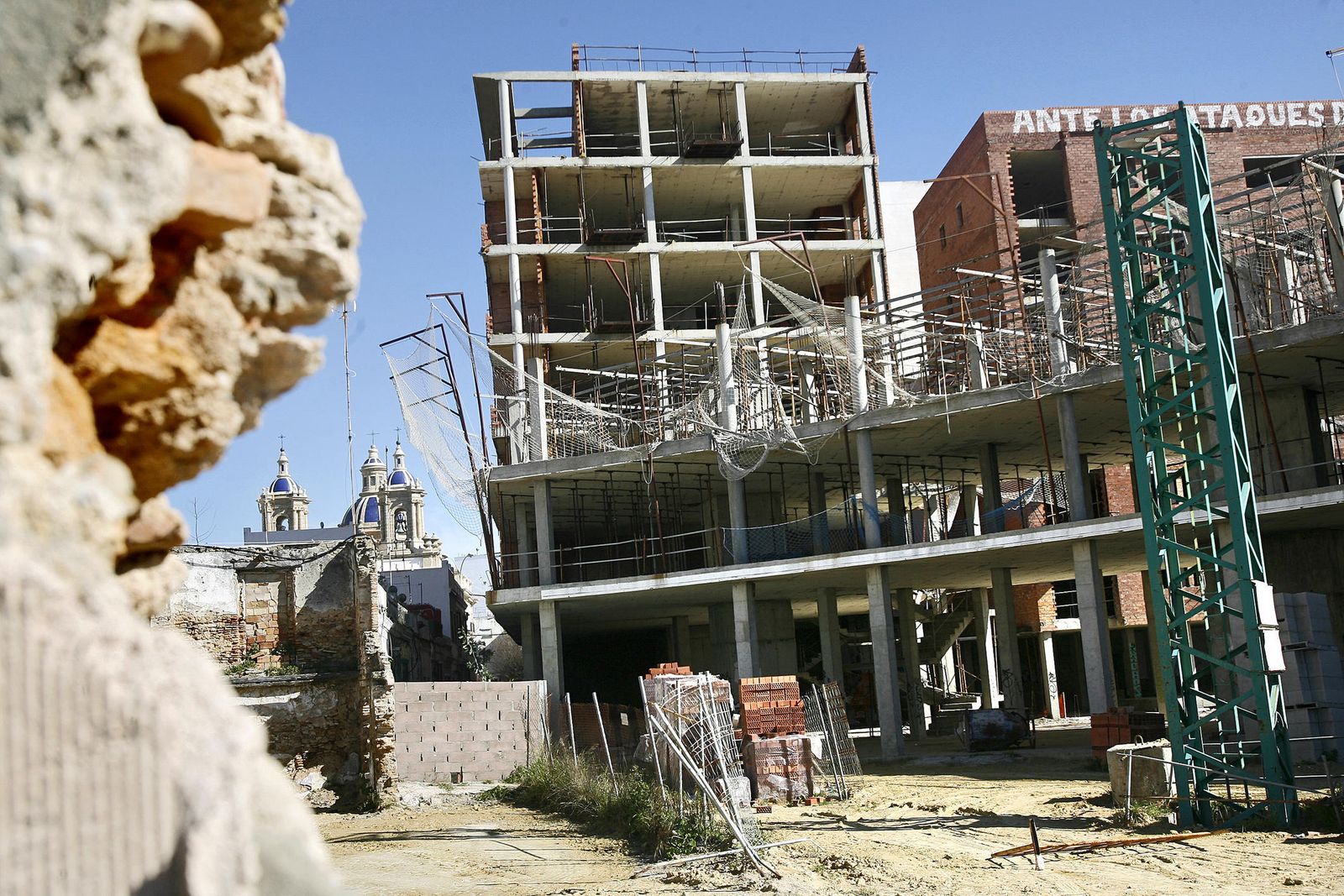 Imagen de los edificios a medio construir de la promoción de Los Chinchorros.