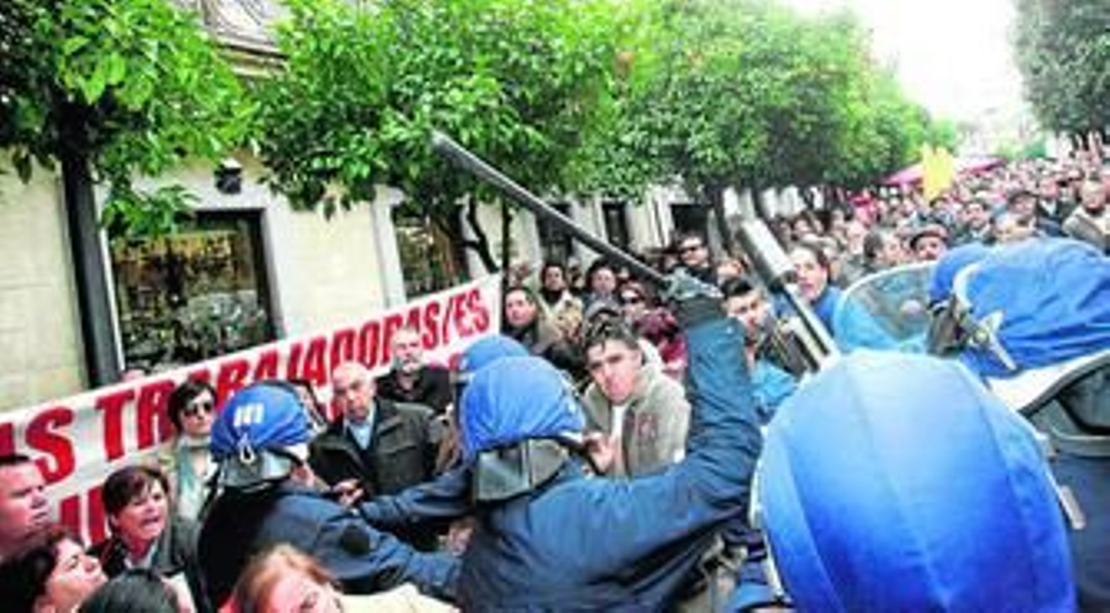Carga de la Policía en la manifestación de ayer en Jerez.
