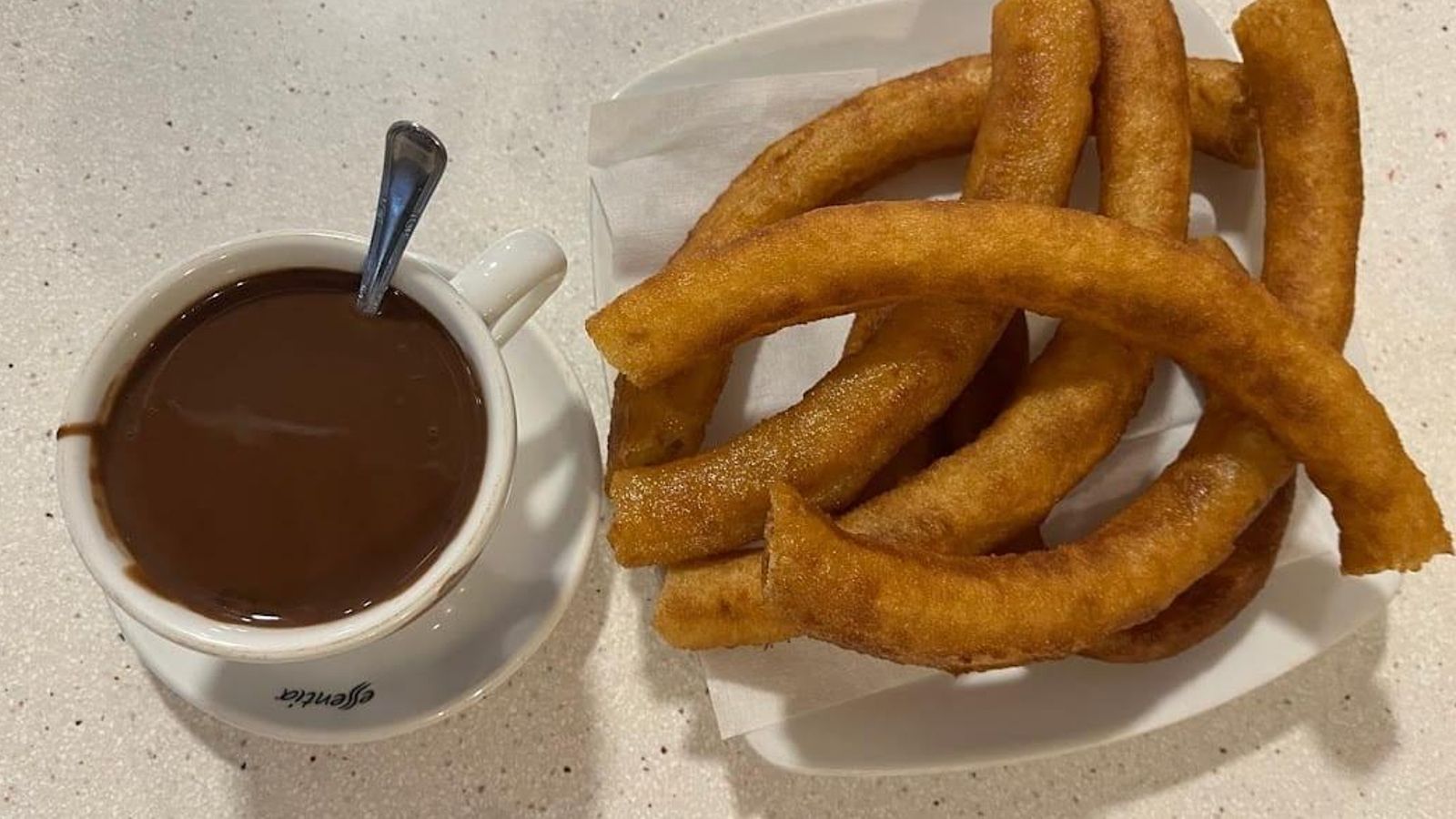 Los churros caseros con chocolate son el sello de identidad de la cafetería. Los churros caseros con chocolate son el sello de identidad de la cafetería.