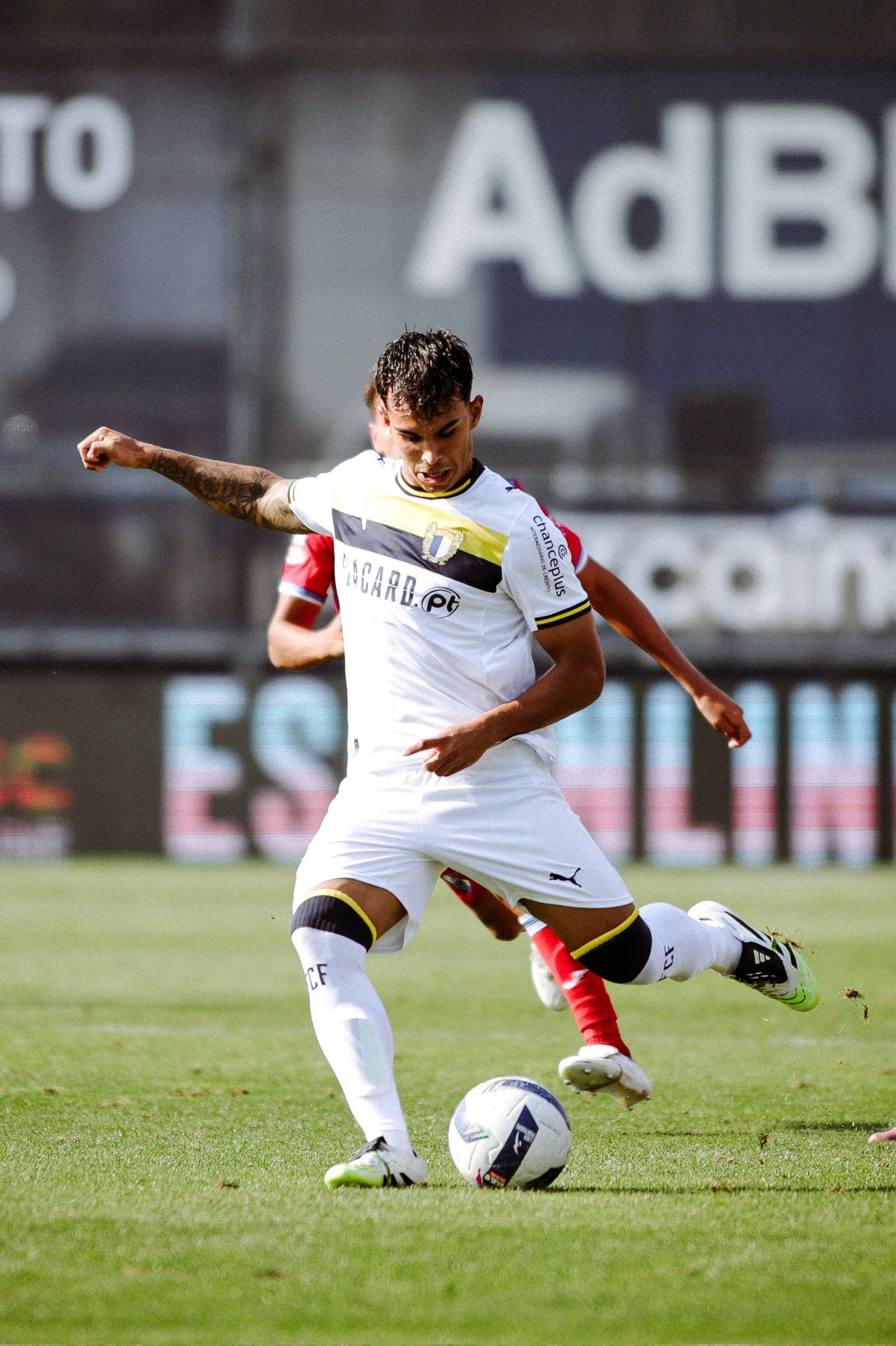 Marcos Peña realiza un pase durante un encuentro disputado esta temporada con el Famalicão.