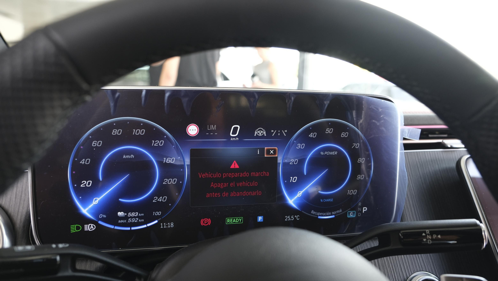 Imágenes de la presentación del Mercedes EQE en el concesionario Saveres, de Huércal de Almería