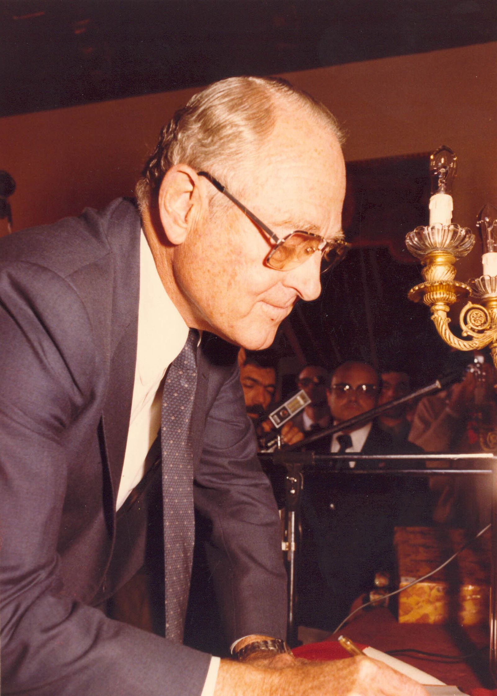 El embajador danés firma paz