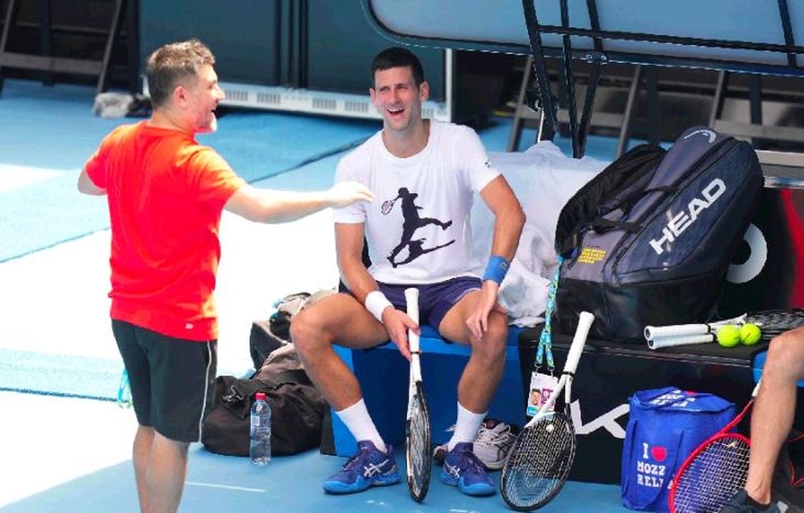Djokovic se ríe durante un entrenamiento en Melbourne.