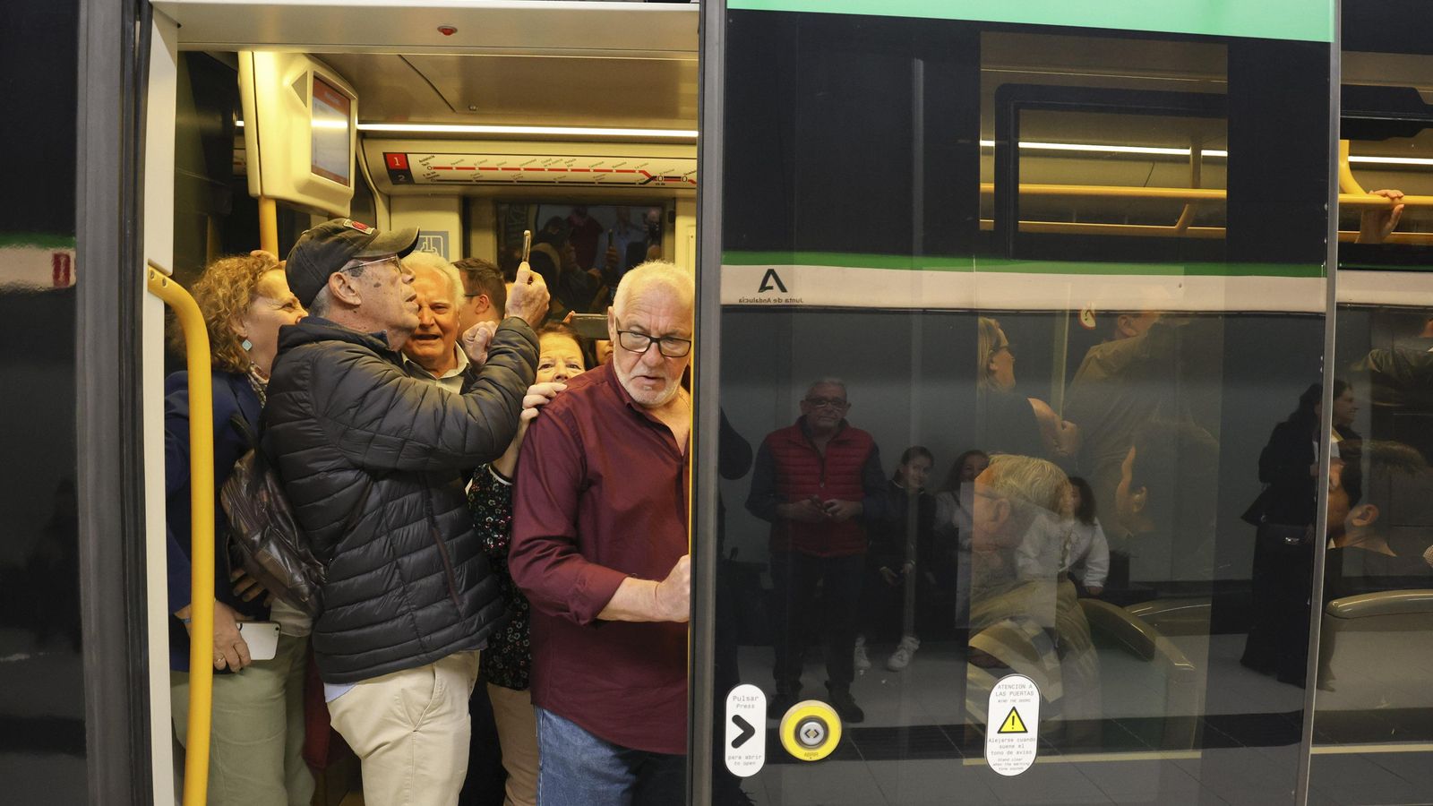 Los primeros trayectos en el Metro de Málaga desde Atarazanas y Guadalmedina, en fotos