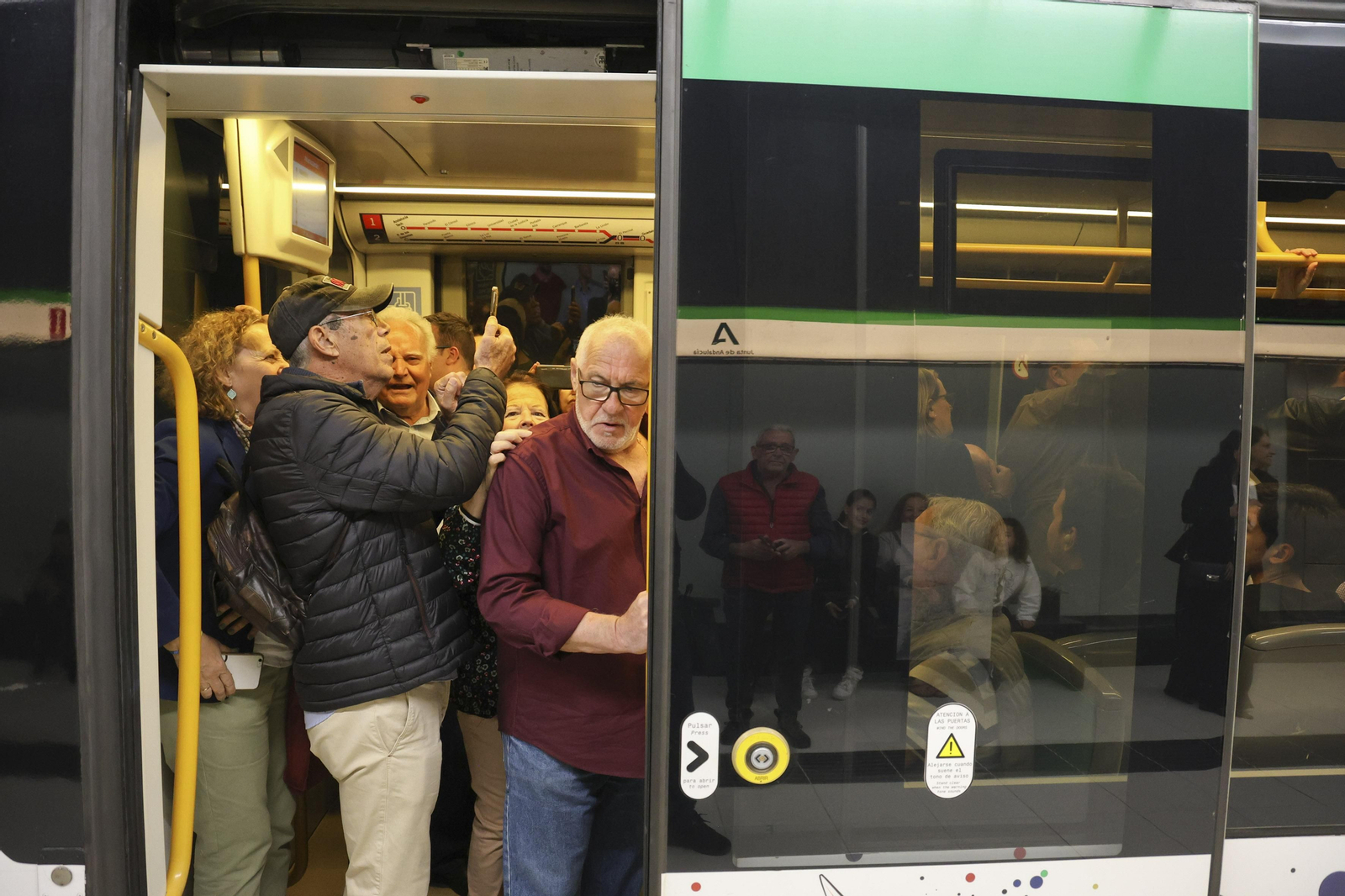 Los primeros trayectos en el Metro de Málaga desde Atarazanas y Guadalmedina, en fotos