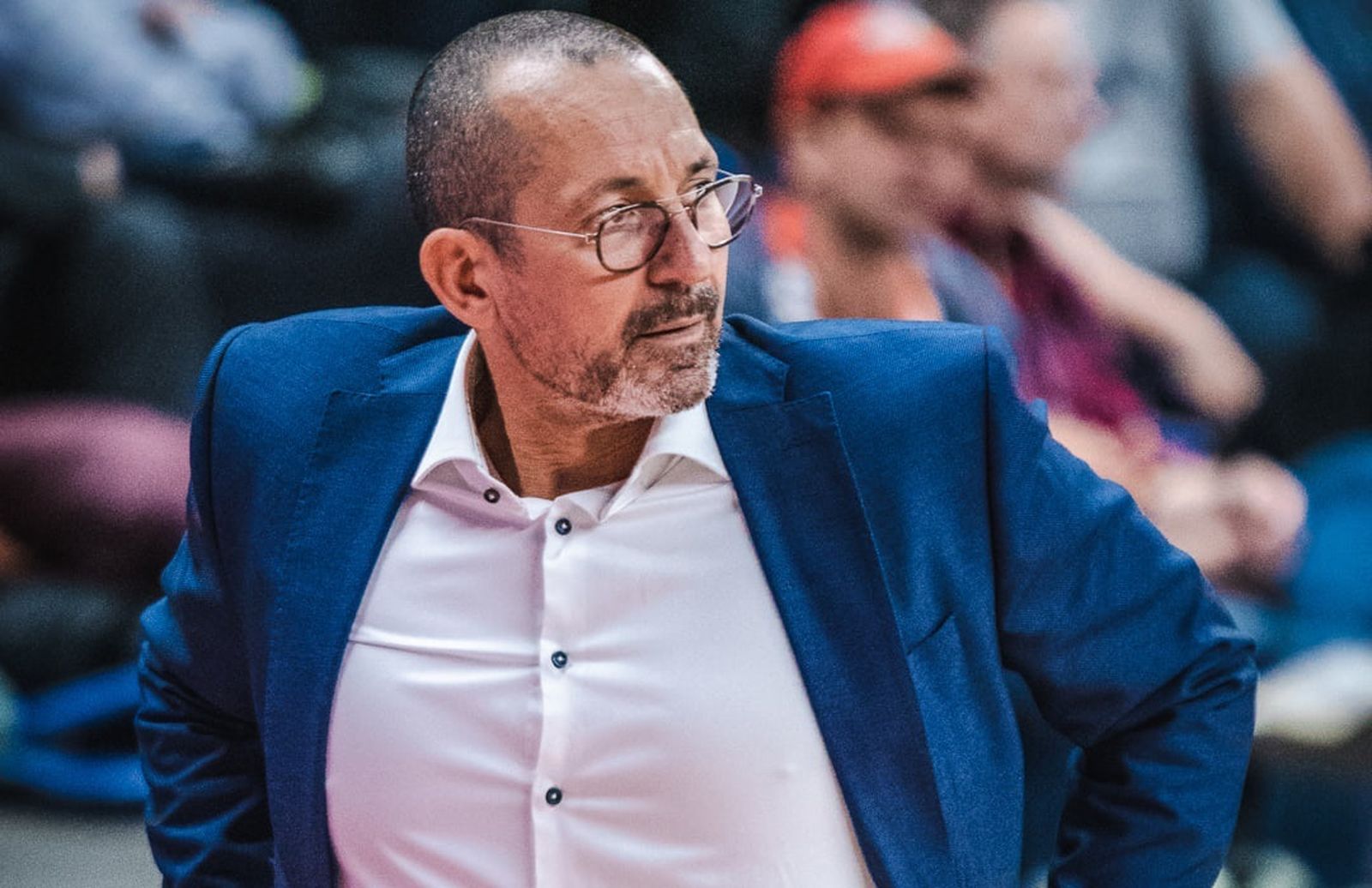 Jaumin dirige un partido del Phoenix Brussels Basketball.