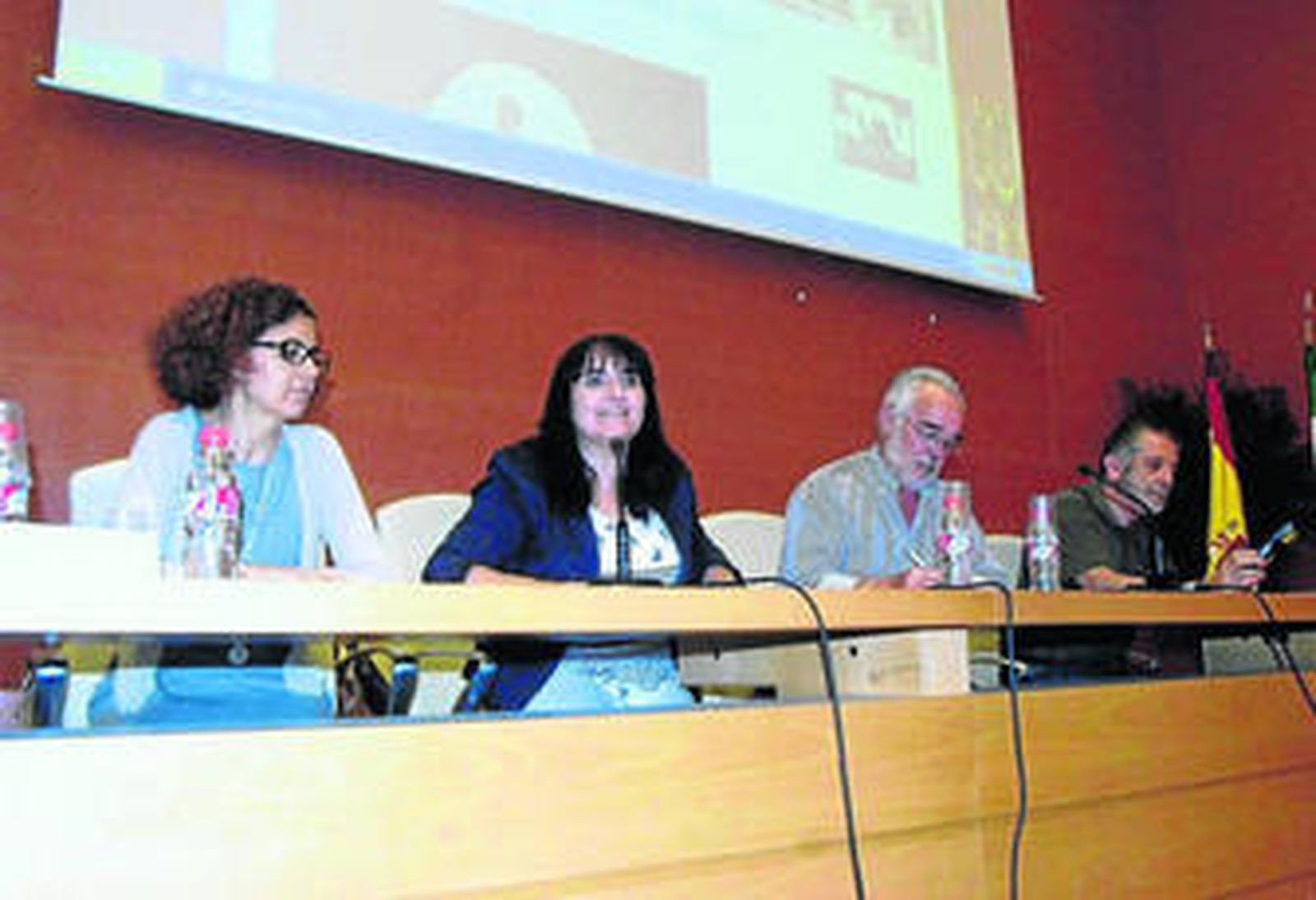 La delegada de Educación y Cultura, Isabel Arévalo informó ayer de las actividades a los directores de los centros educativos.