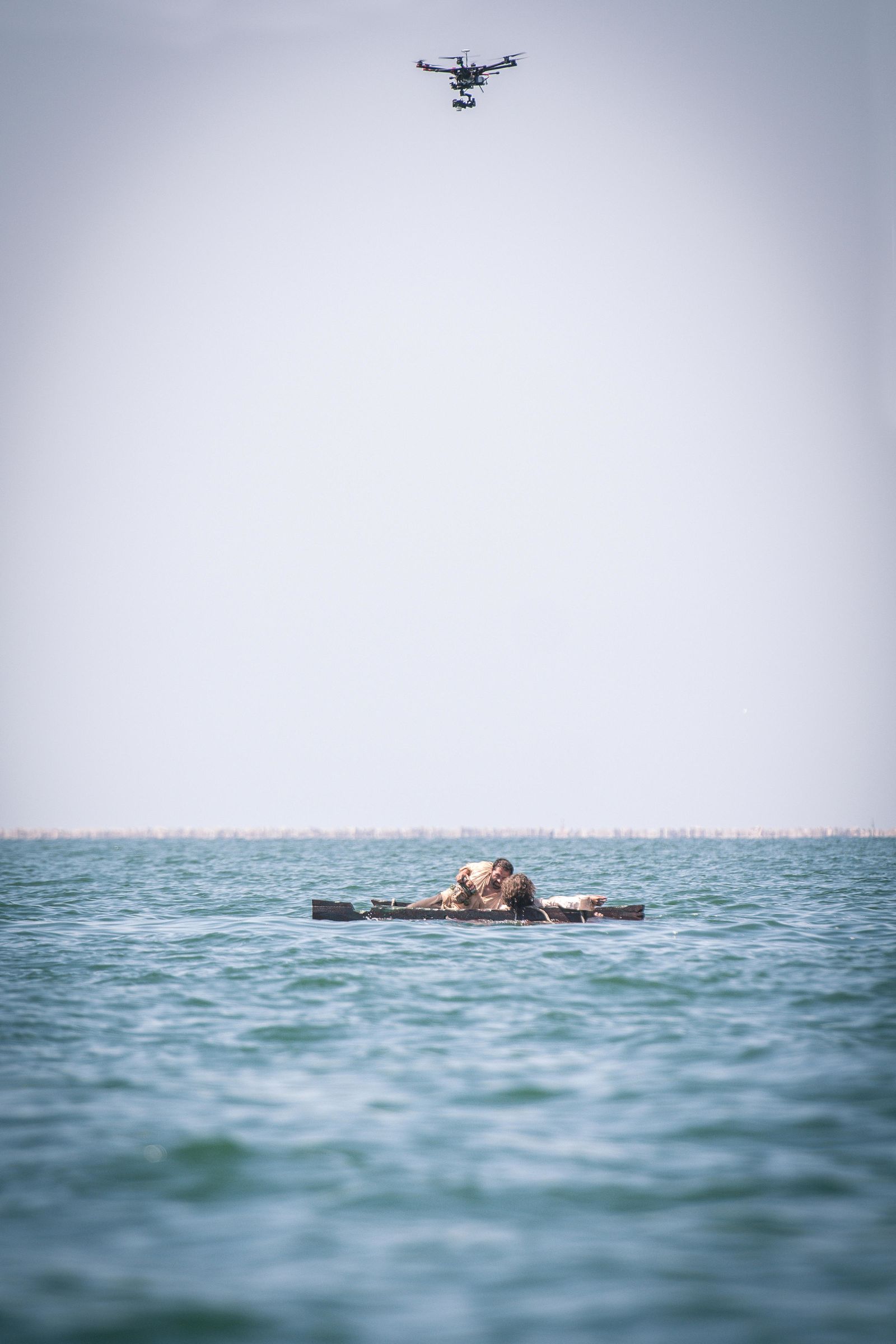 Detalle del rodaje de las escenas de Alonso Sánchez en la balsa tras su naufragio, filmadas con un dron. Los paisajes marítimos se localizaron en Mazagón y el resto en Palos de la Frontera.