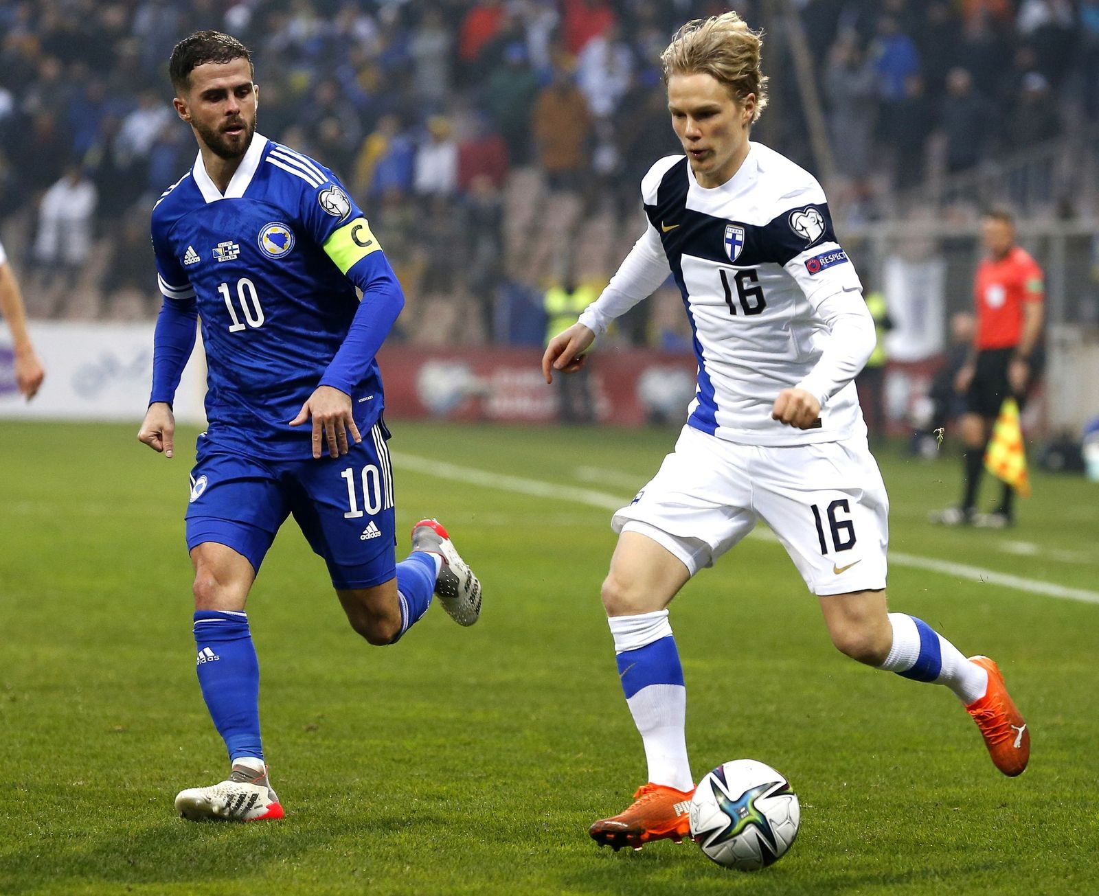 Pjanic (i) en el partido frente a Finlandia del pasado sábado.