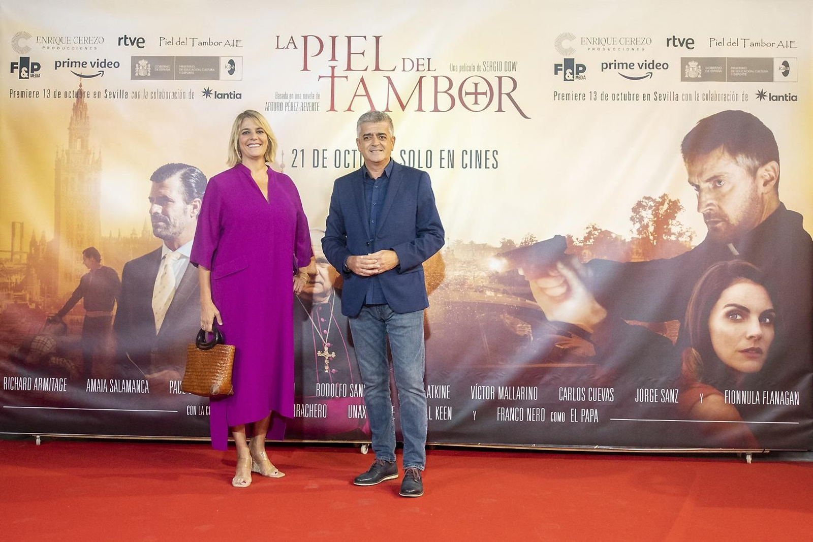 Las imágenes del preestreno de 'La piel del tambor' en Sevilla