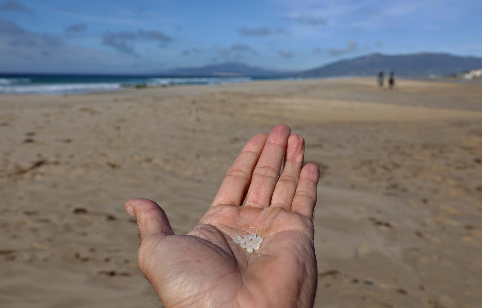 Fotos del vertido de pellets en las playas de Tarifa Fotos del vertido de pellets en las playas de Tarifa