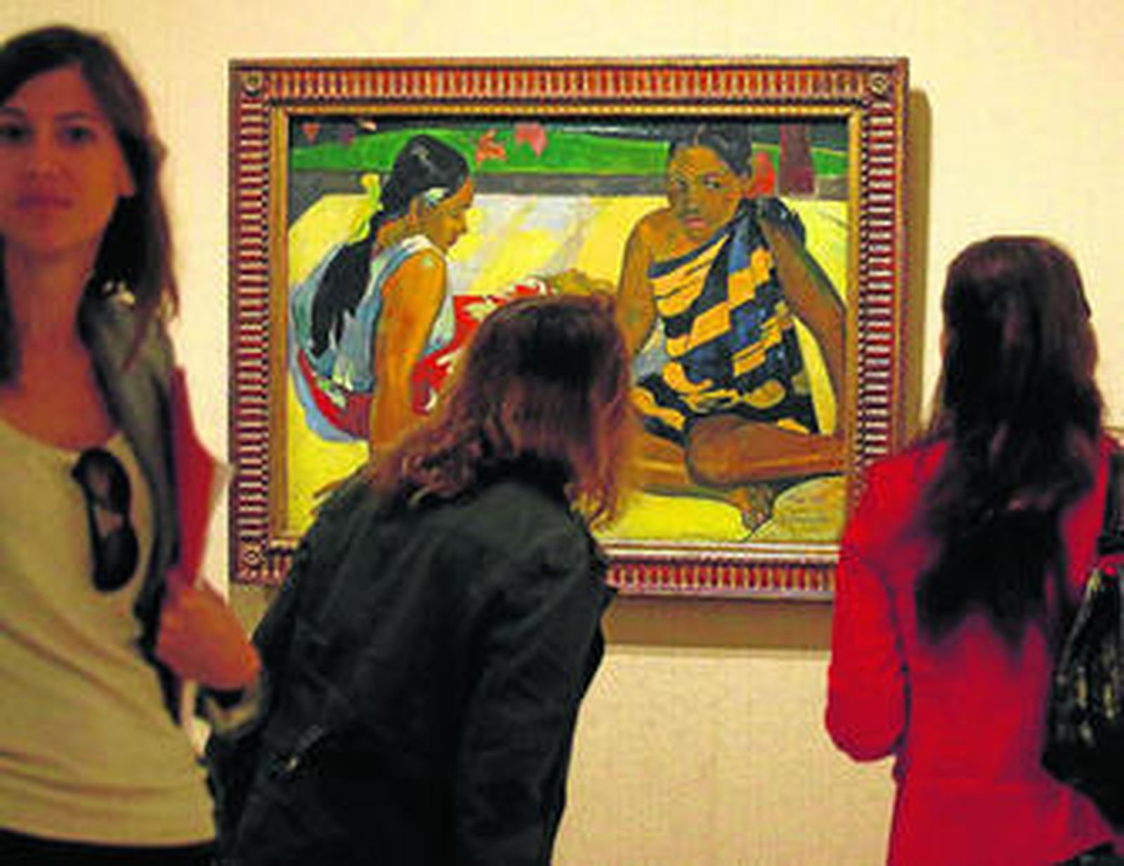 Visitantes ante el cuadro de Gauguin 'Parau api', en el Thyssen-Bornemisza de Madrid.