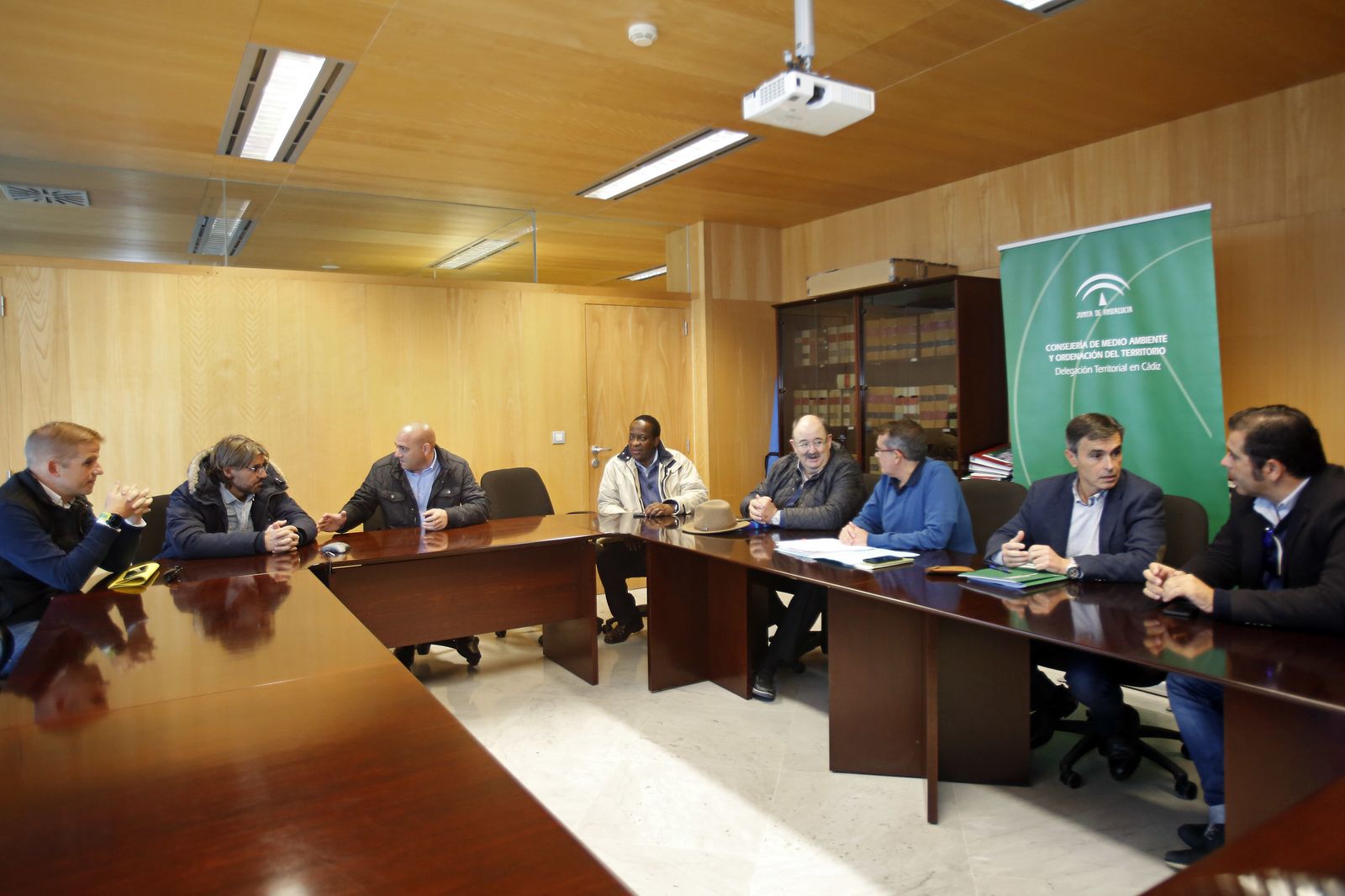 El delegado territorial de Medio Ambiente, Ángel Acuña, preside una reunión con propietarios de chiringuitos.