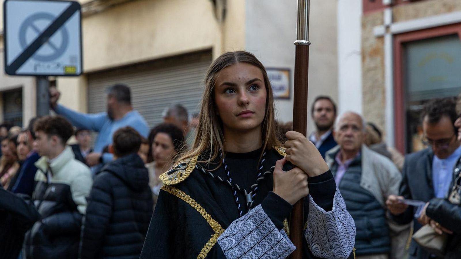 Luto y duelo en la noche del Viernes Santo, en imágenes
