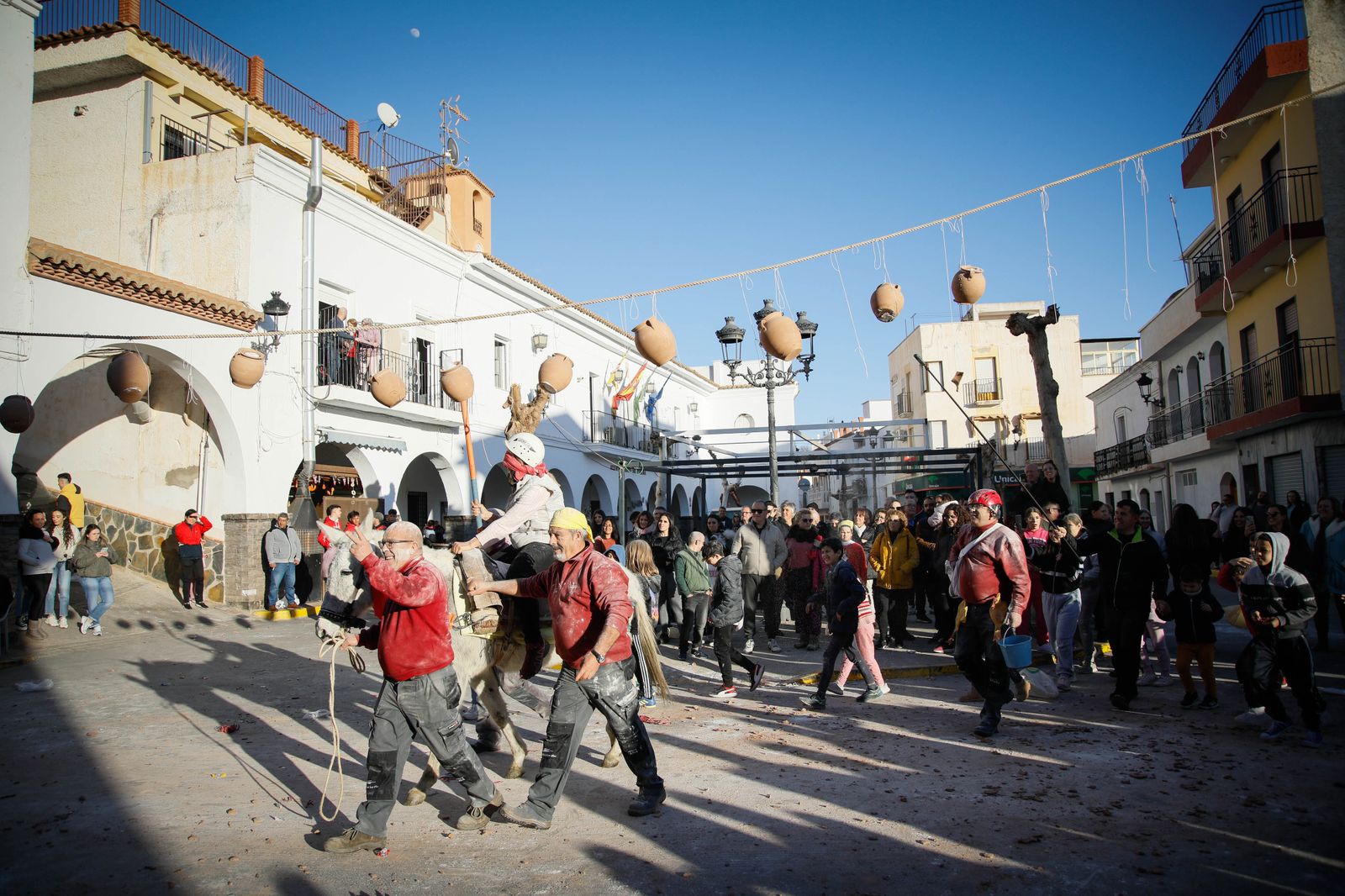 Las mejores imágenes del cierre de fiestas en Fiñana con "Las Ollas"