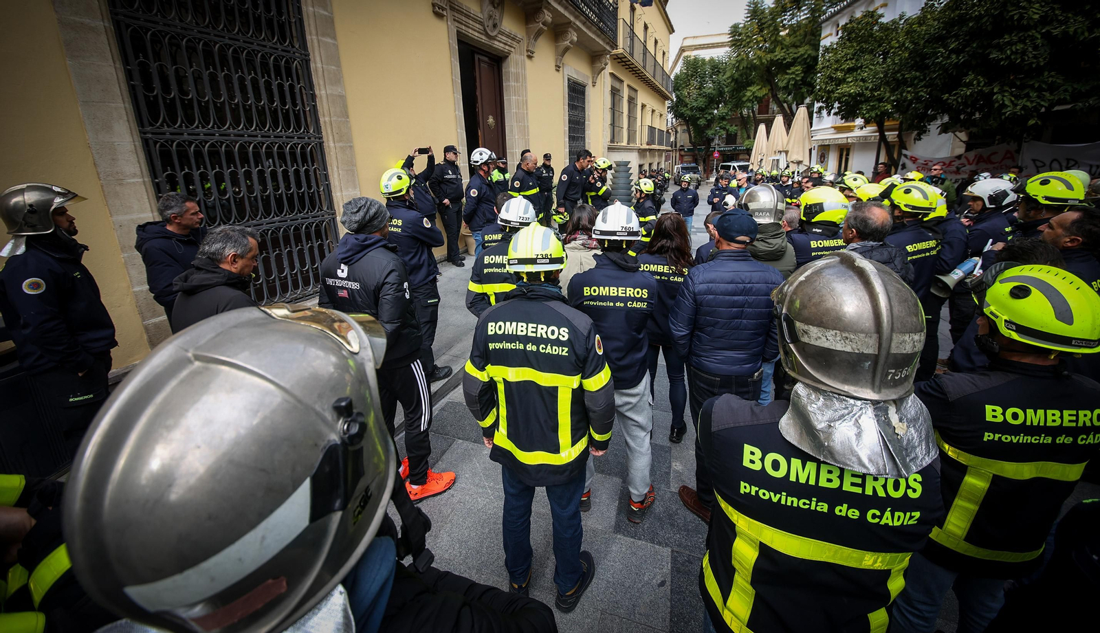 Los bomberos de Jerez marchan hasta el Ayuntamiento